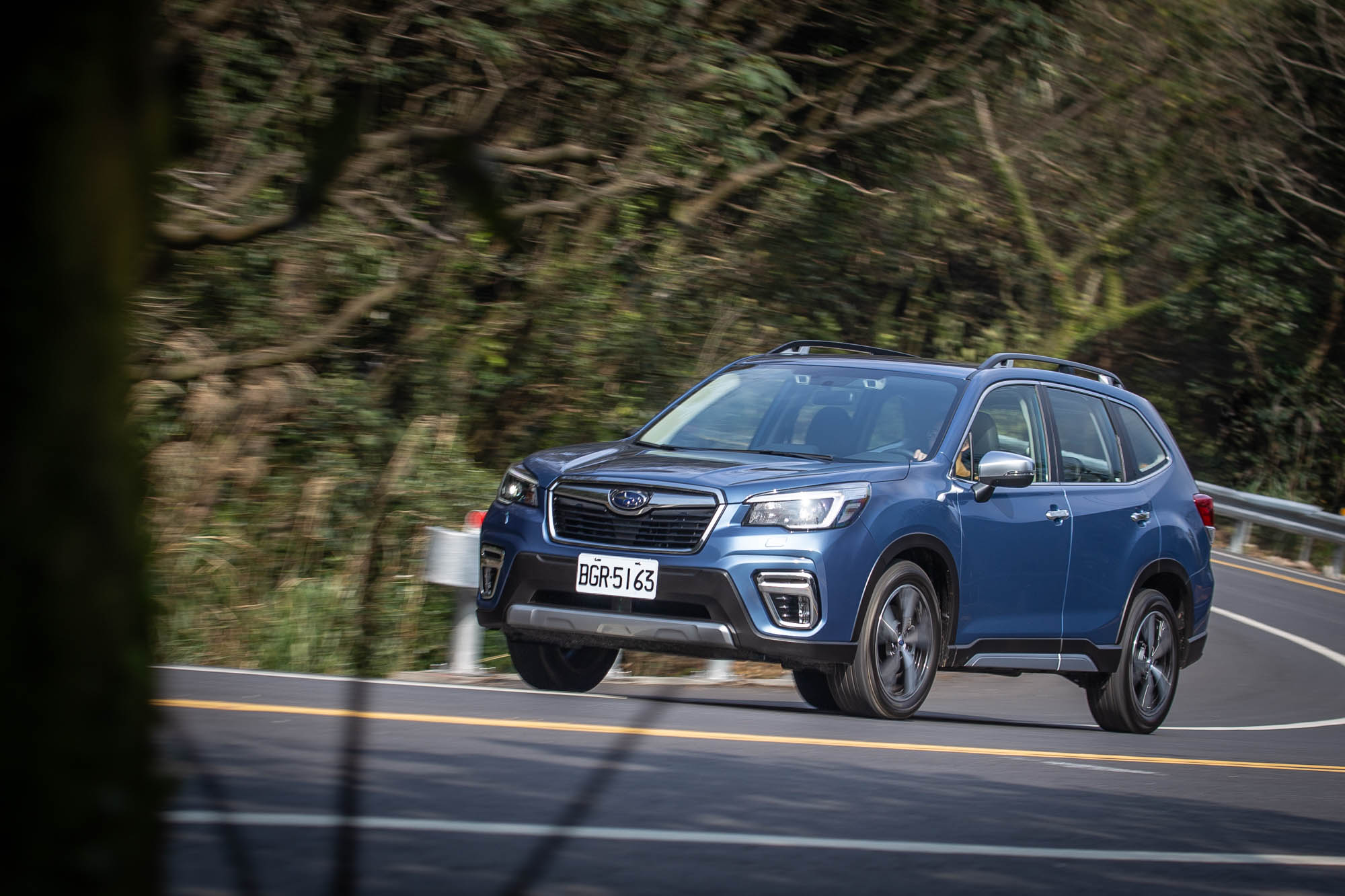 水平對臥引擎的低重心優勢,在彎道上展露無遺。