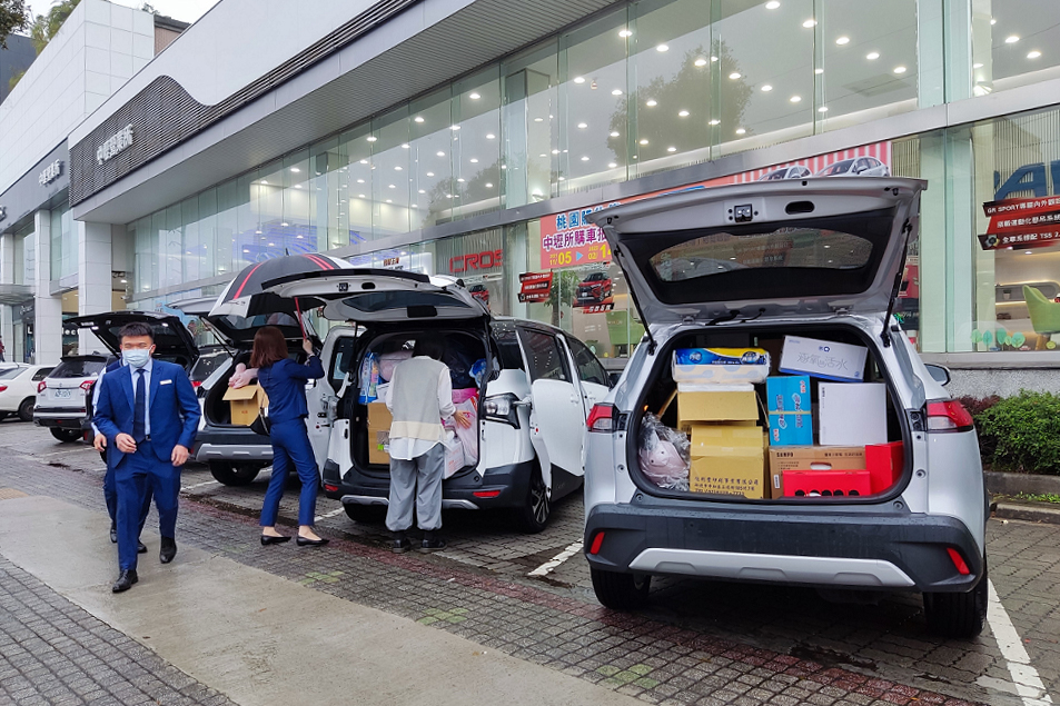 出動 Toyota Corolla Cross 車隊運送物資。