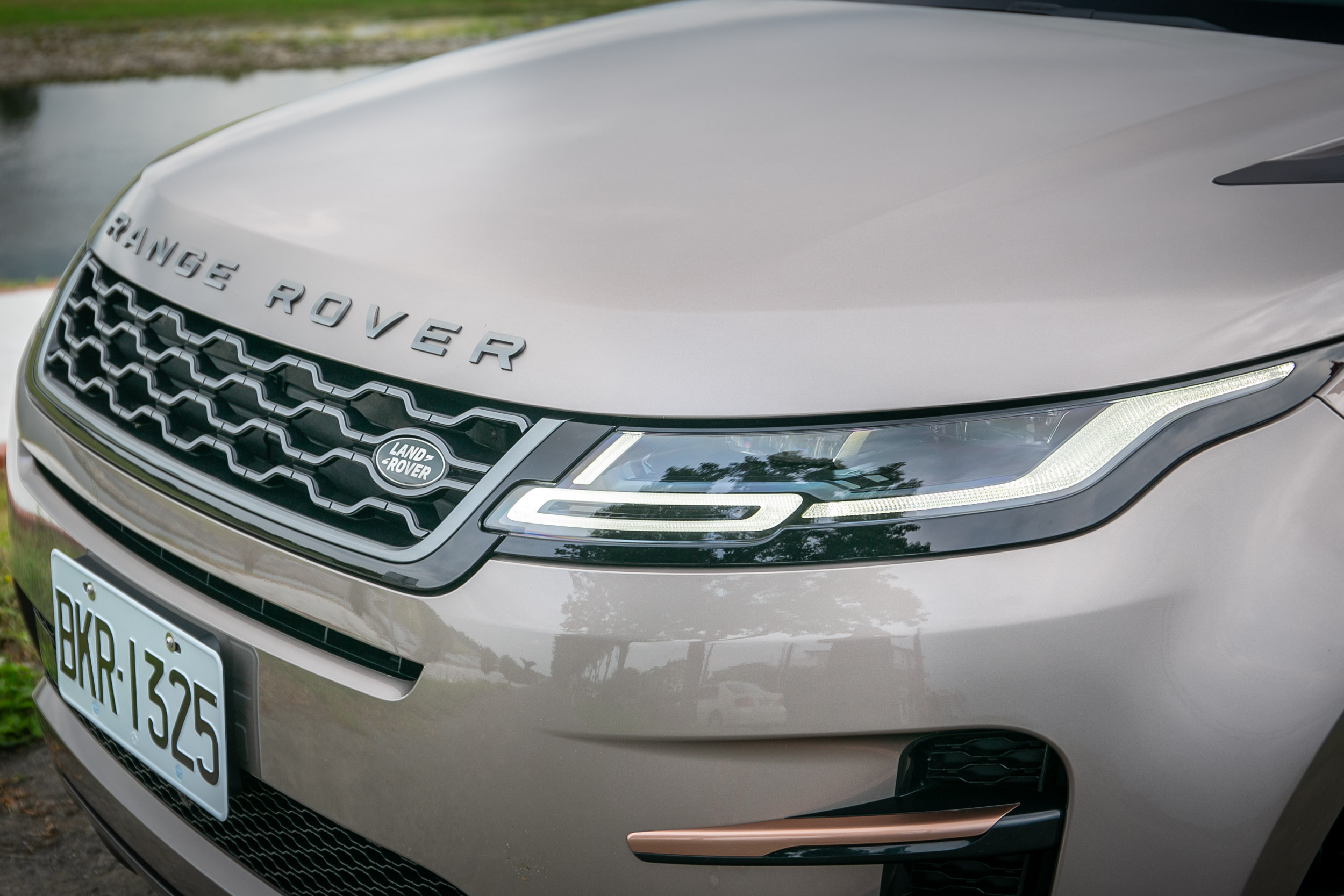 配備高階 LED 頭燈,但還不到矩陣式規格。