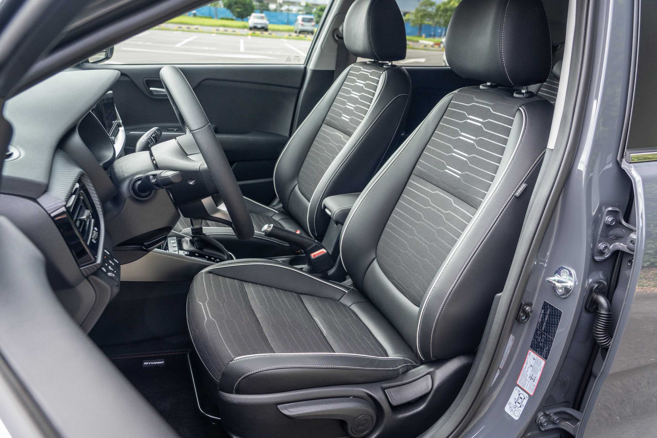 全車都採用 Tiger Nose 紋路複合材質座椅。