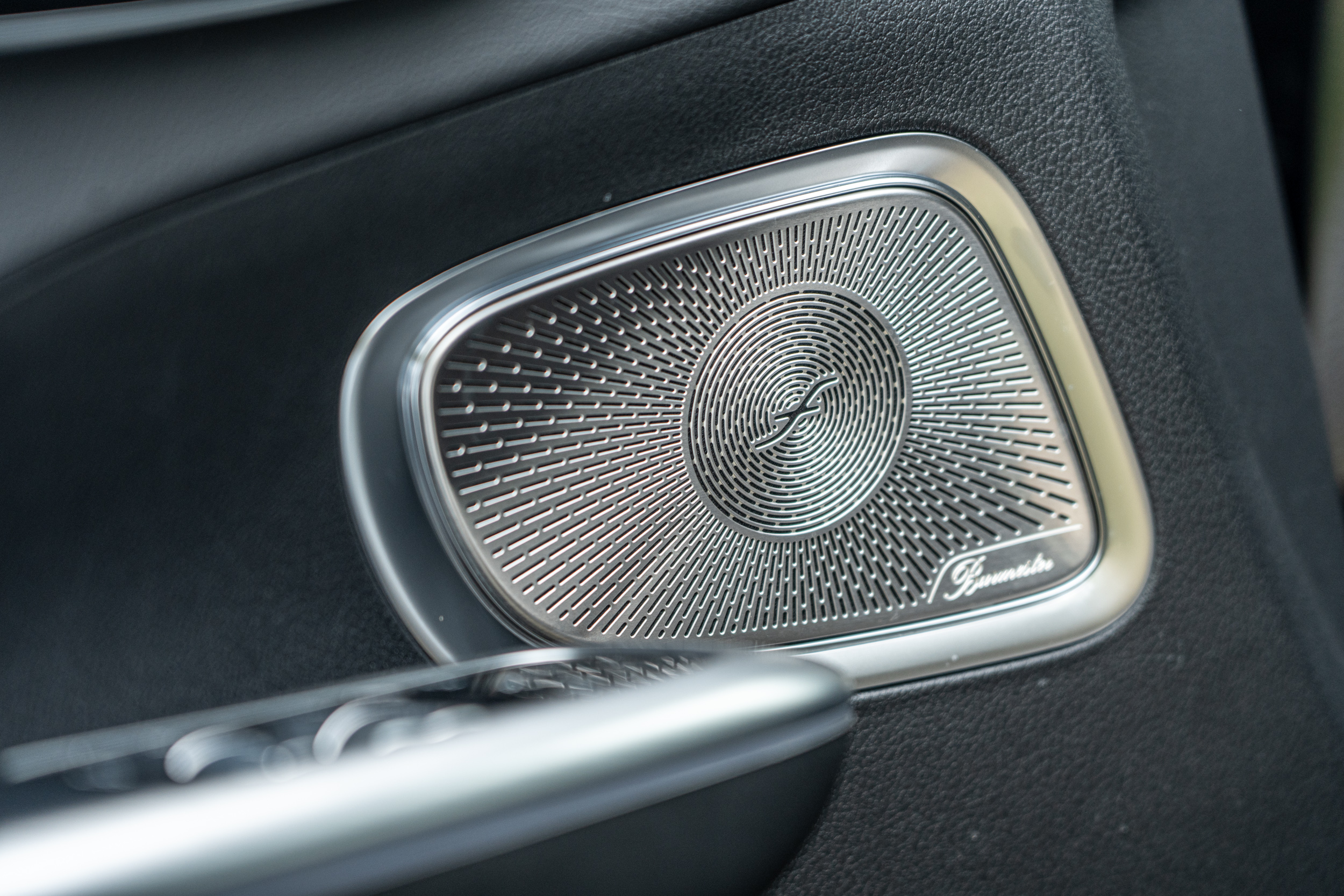 標配Burmester® 3D環場音響系統，具備15 個揚聲器和 710 瓦輸出功率。