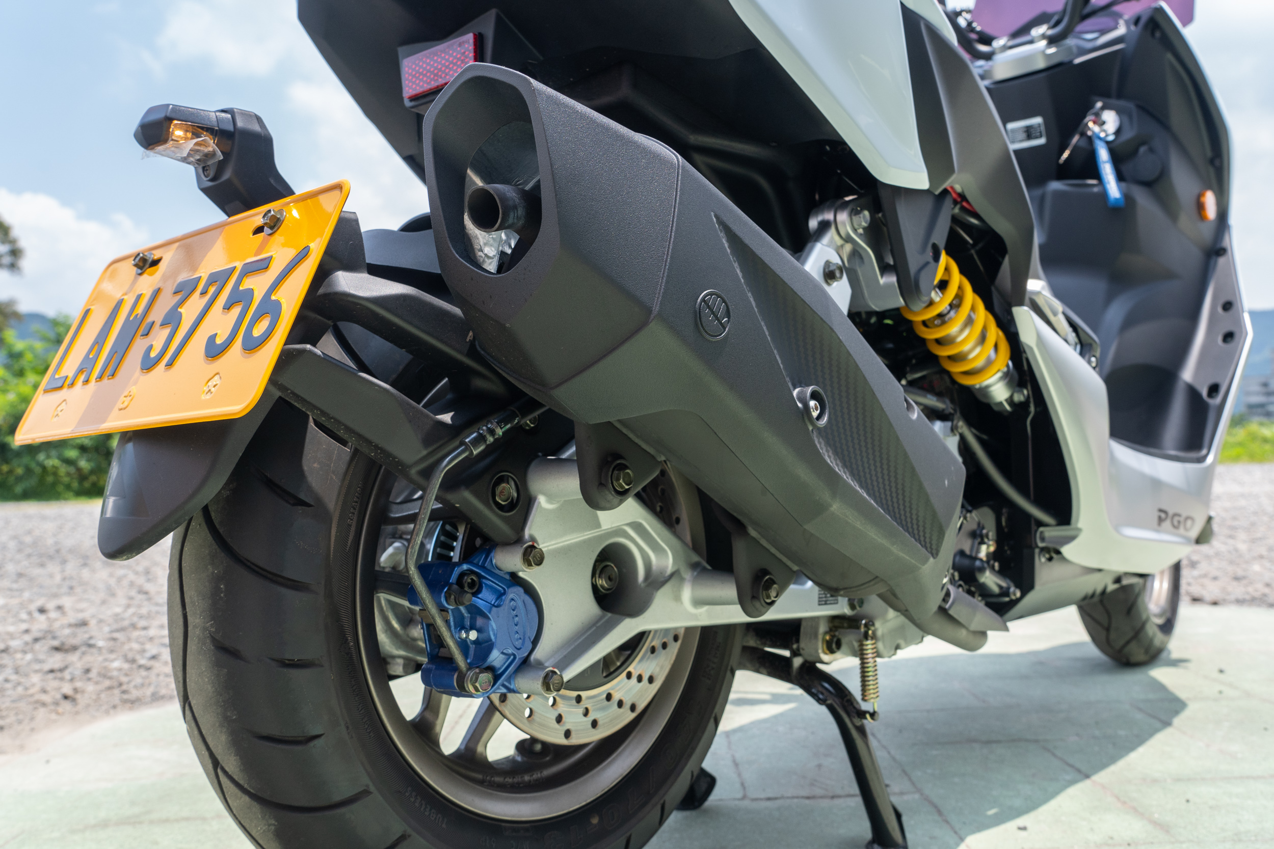 後碟盤直徑為 245mm,結合對向雙活塞卡鉗,並配置德國 BOSCH ABS 10 防鎖死煞車系統。