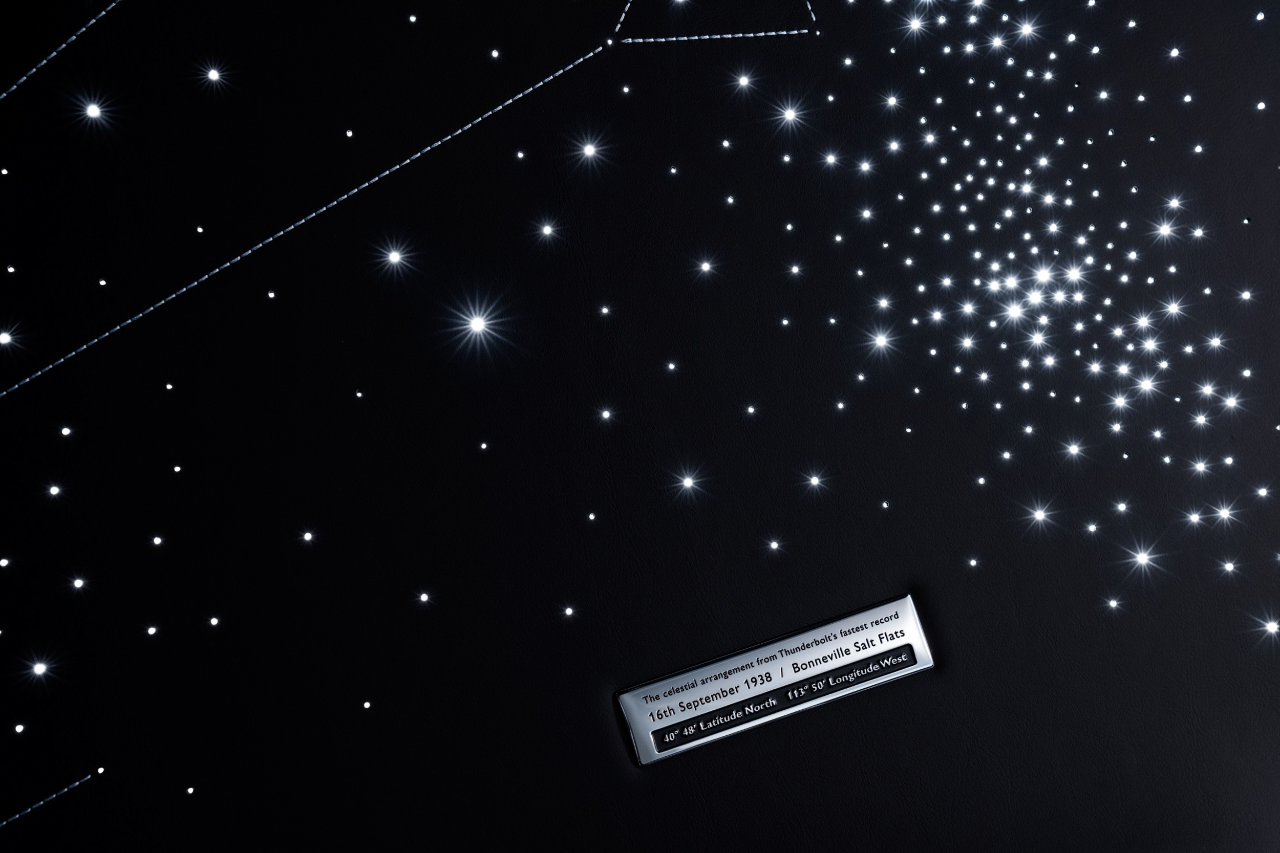 Landspeed 星光頂篷精準繪製 1938 年 9 月 16 日的夜空。當時喬治·艾斯頓創造了他的第三個也是最後一個陸地行駛速度記錄。