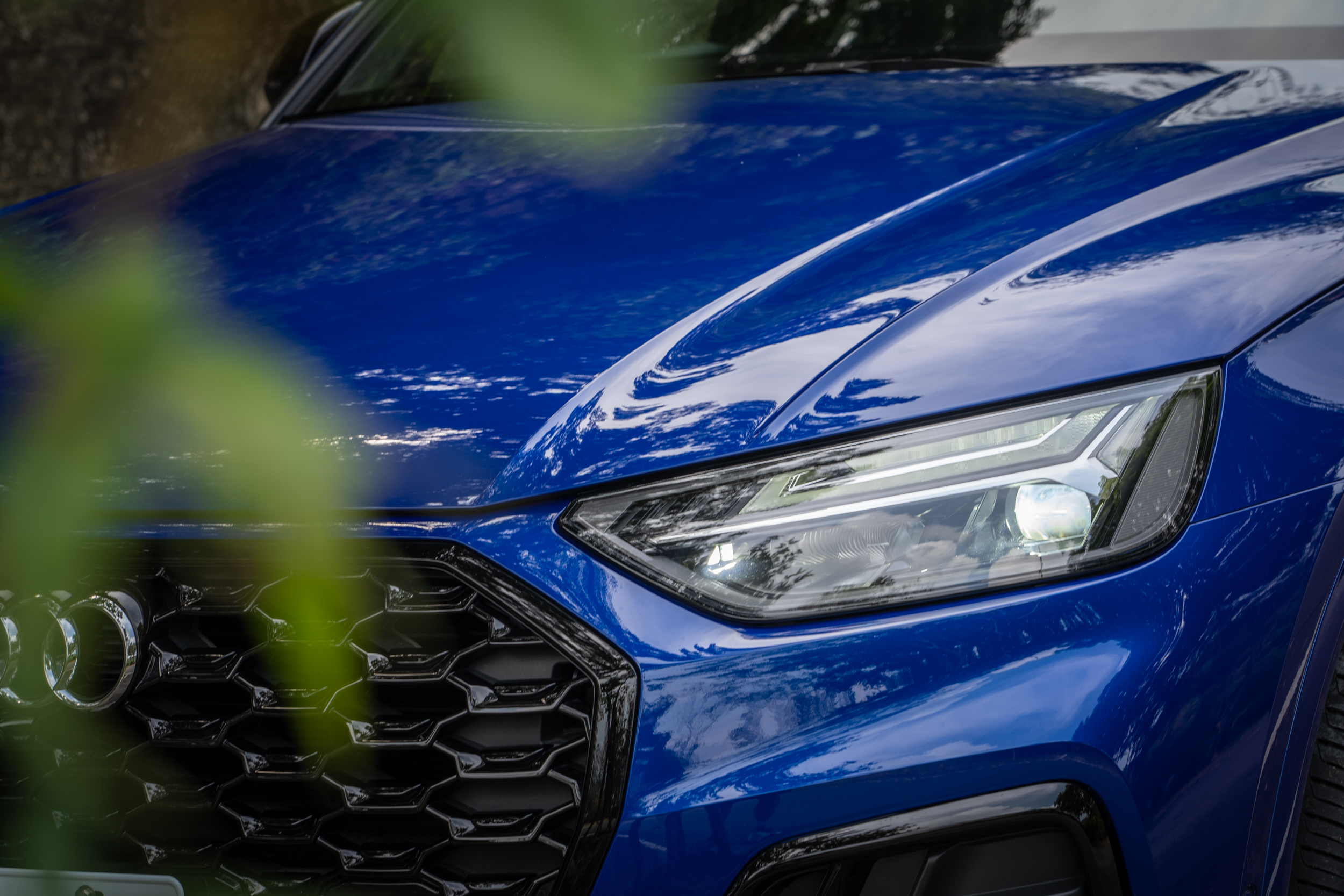 搭載 LED 極光頭燈組,配備有極線 LED 識別燈。