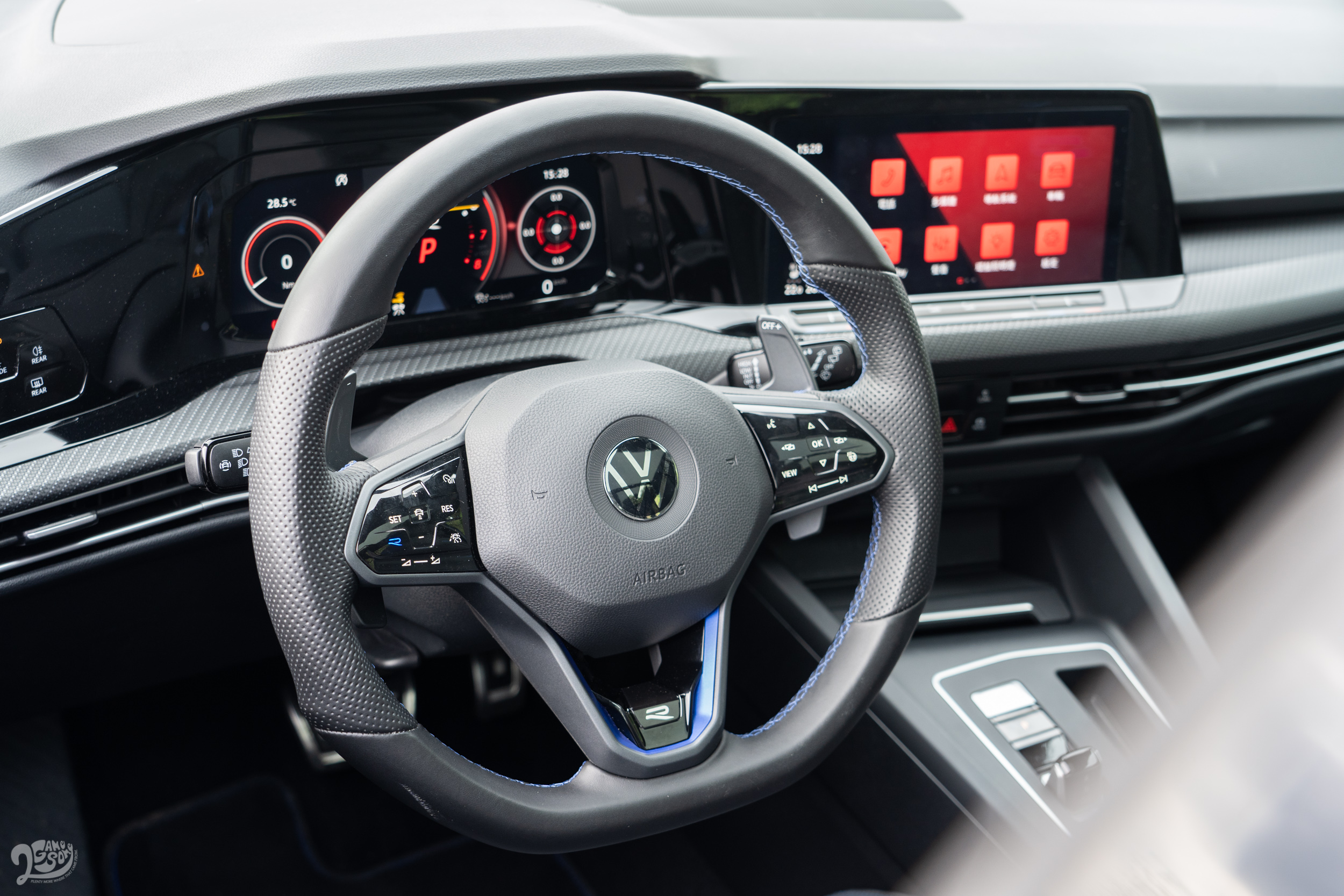 三輻運動化真皮多功能觸控方向盤為 Golf R Variant 車型專屬。