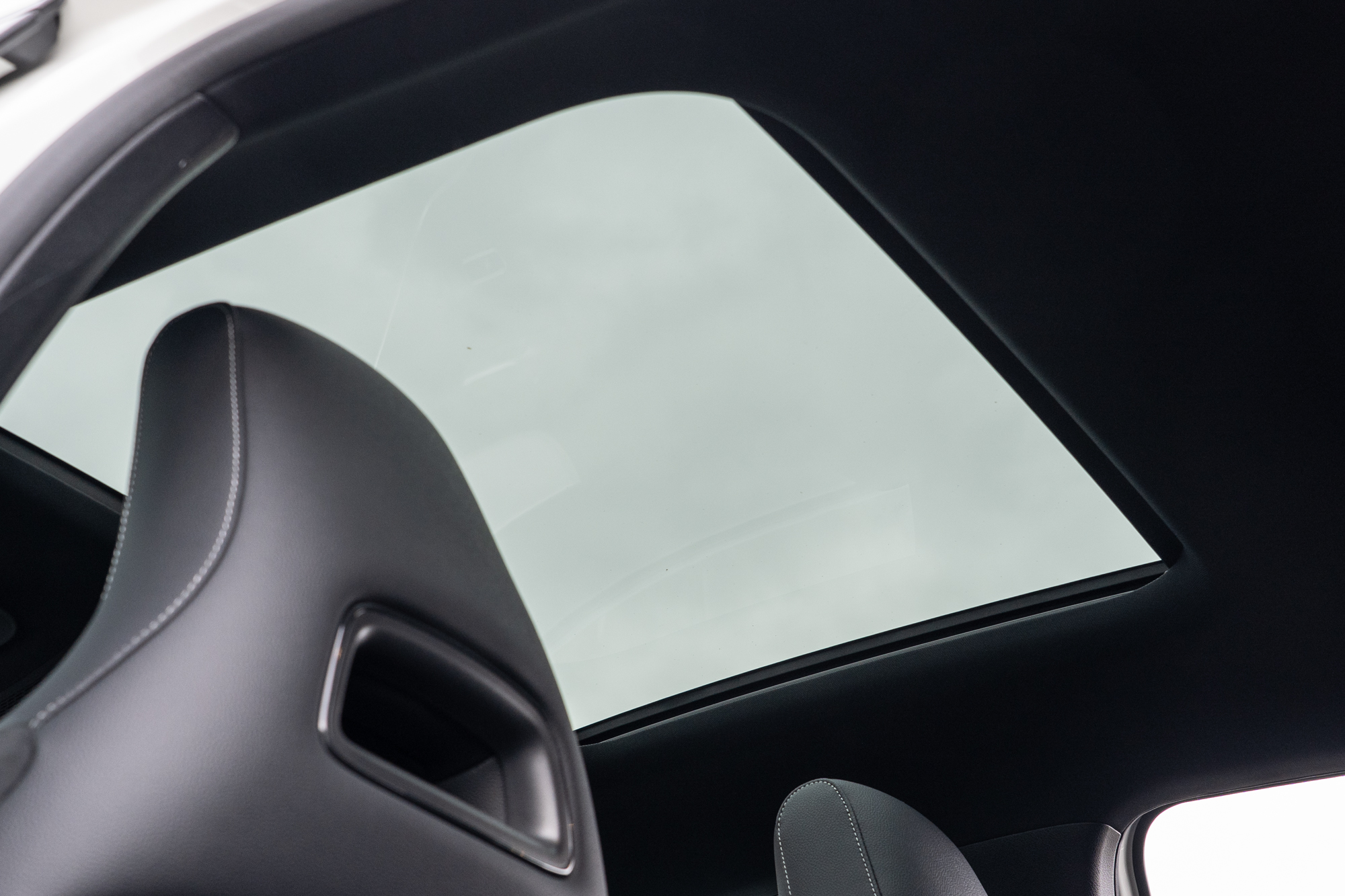 全景式天窗為標準配備。