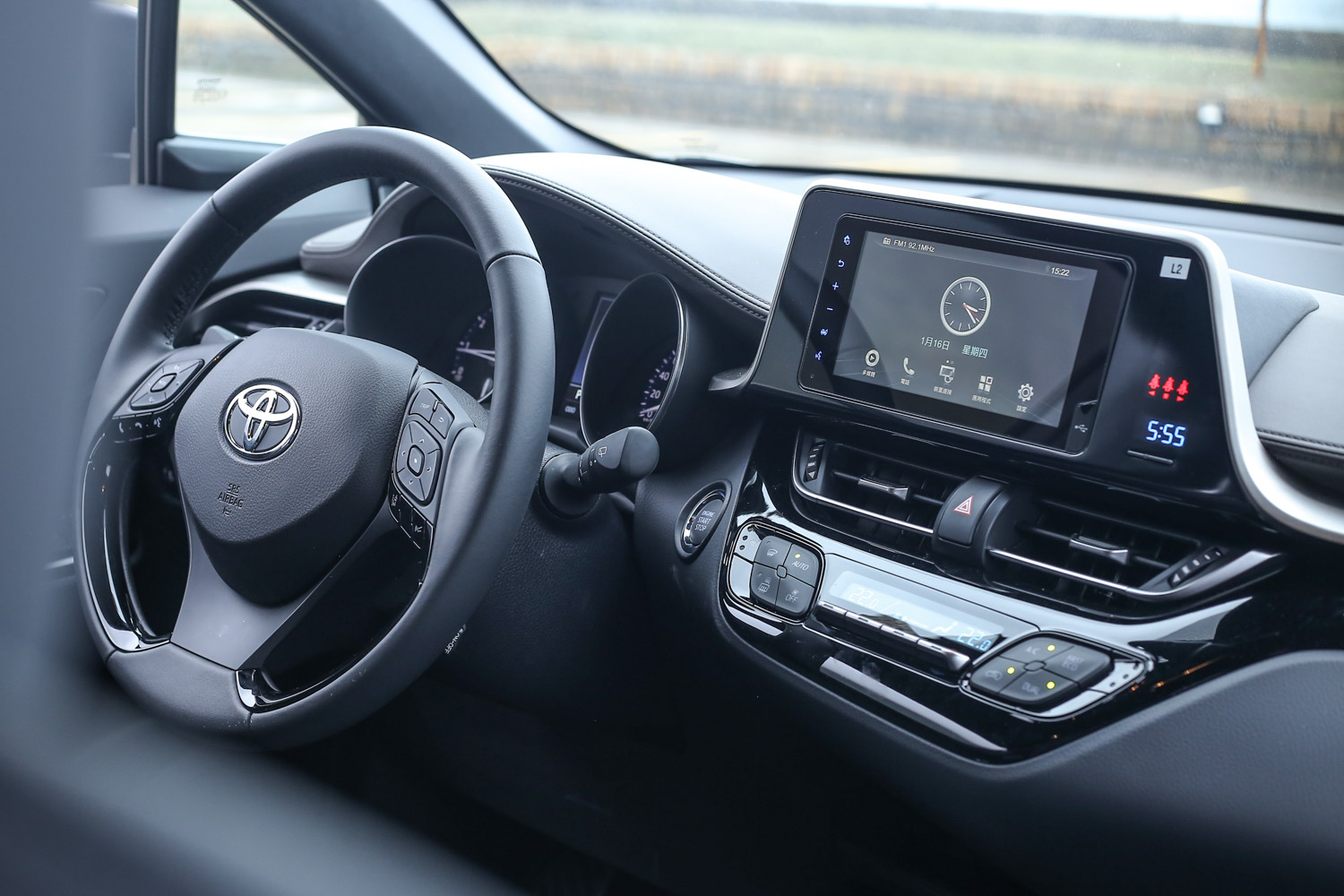 中控台上的七吋螢幕主機中導入了 Toyota Drive+ Connect 智聯車載系統，Wifi 連網、藍芽連線及USB 裝置一應俱全。