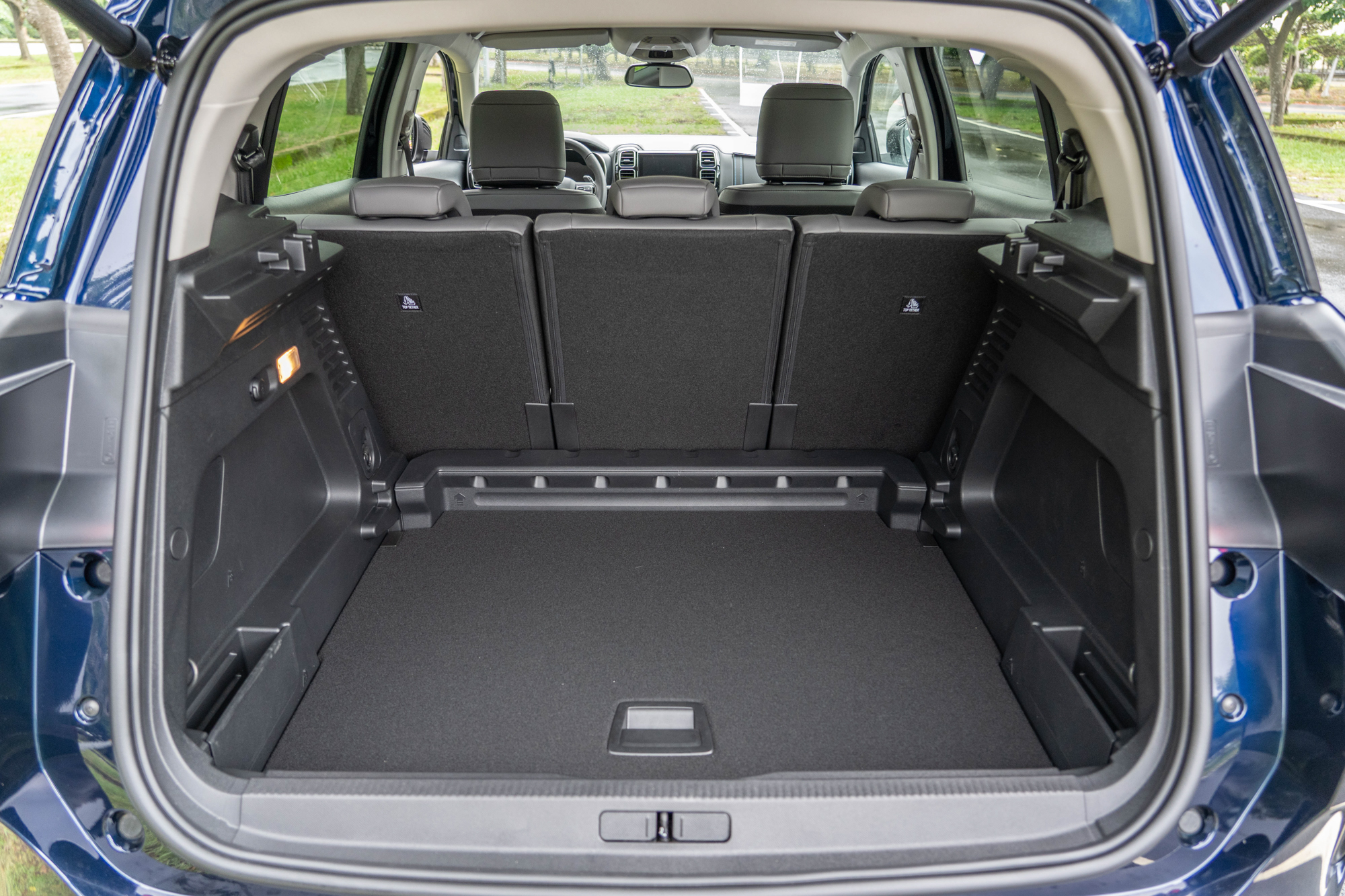 透過後座椅調整彈性,小改款 C5 Aircross 後廂容積可在 580 公升至 1,630 公升間快速轉換。