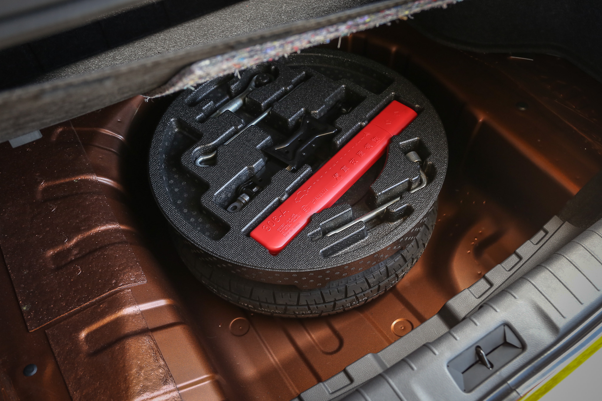 後廂底板下方為備胎空間。