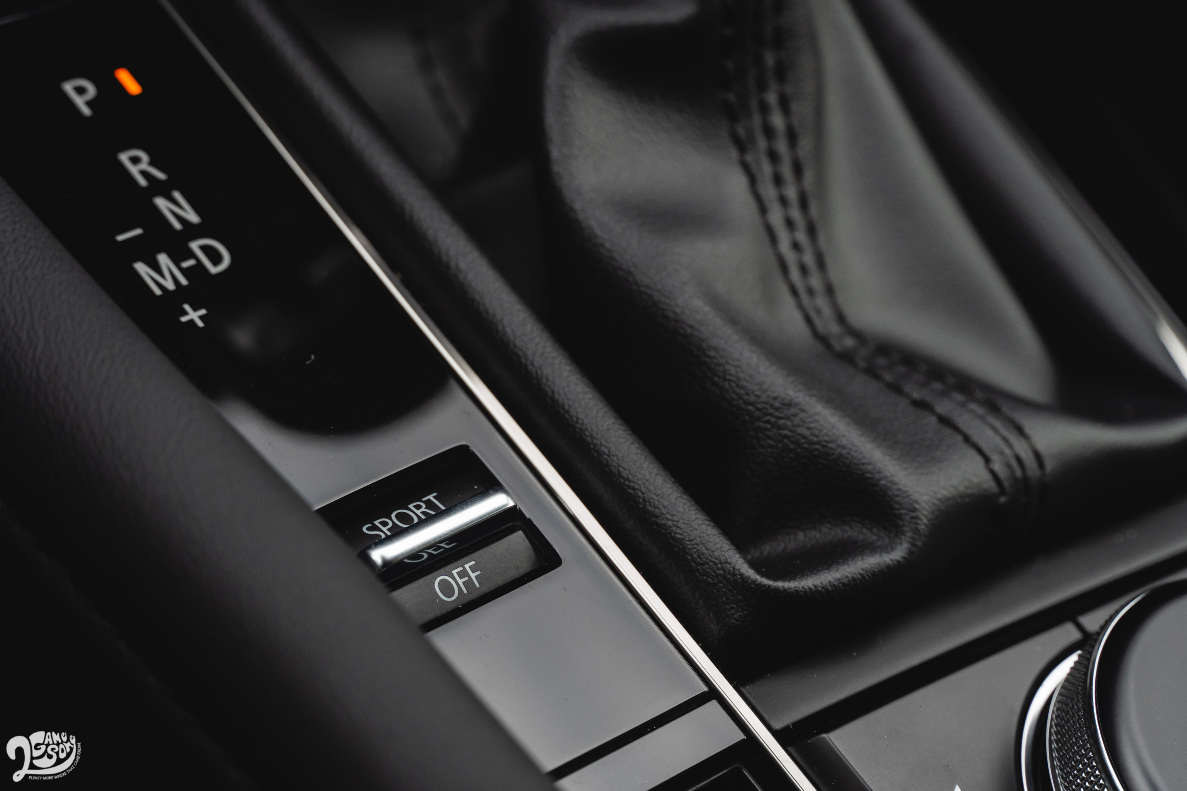 排檔桿左方有 Sport 按鍵。
