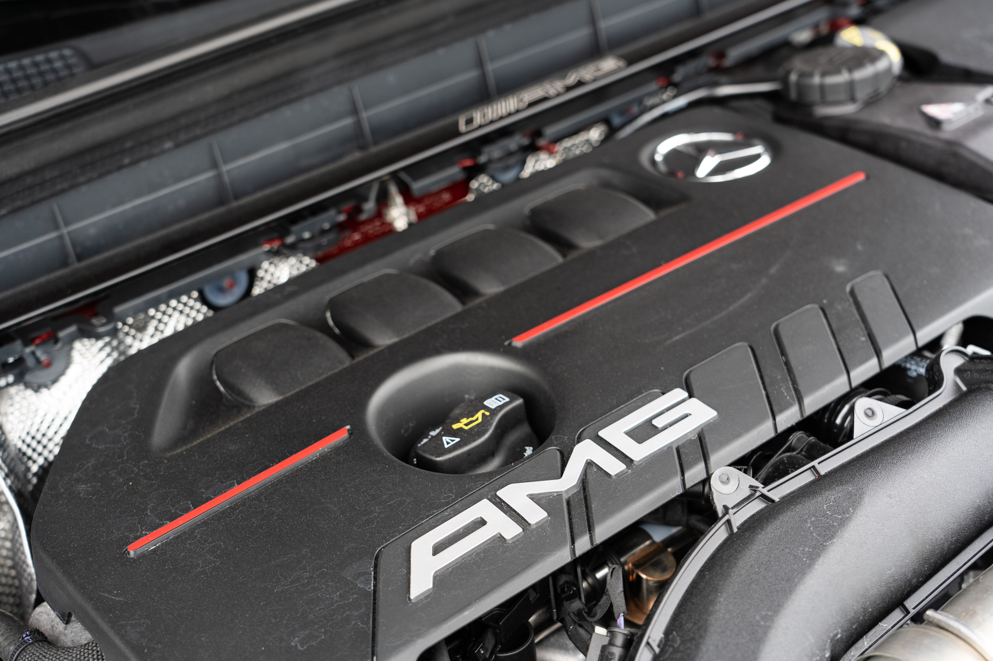 搭載經AMG調校的2.0升渦輪增壓直列四缸汽油引擎，整合48V輕油電系統，具備306hp最大馬力輸出以外，另外能獲得14hp馬力助益，扭力則擁有400Nm表現。