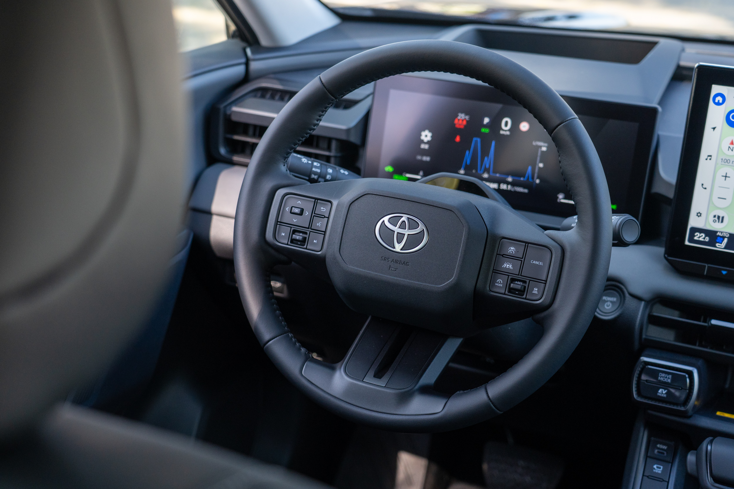 旗艦車型方向盤為真皮材質。