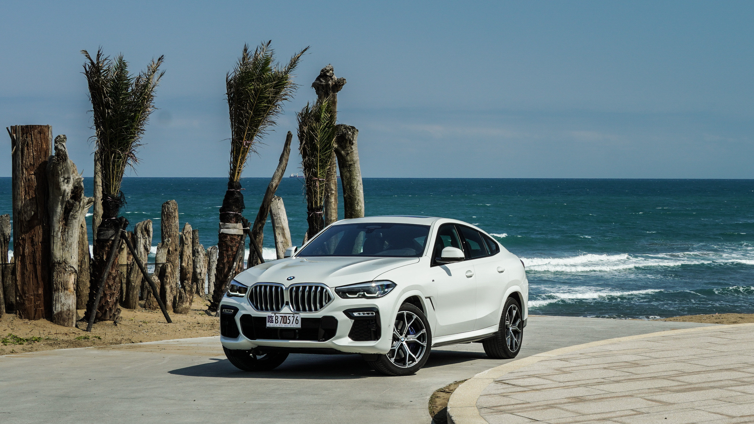 BMW X6 提供 xDrive40i、xDrive40i M Sport、M50i 版本，售價分別為 365 萬、385 萬、560 萬。