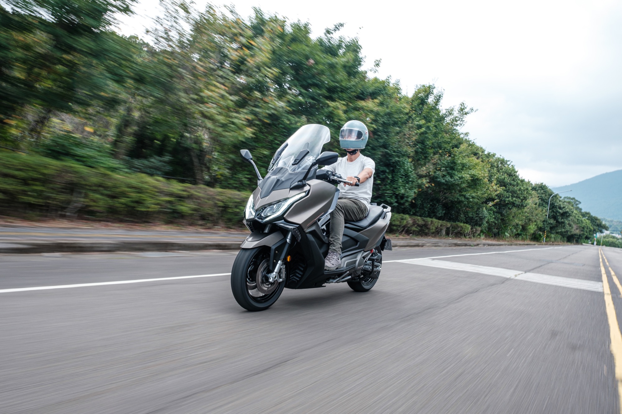 車輛的加速性能表現變得不那麼兇猛,不過電控系統的搭配下提供更好的騎乘體驗。