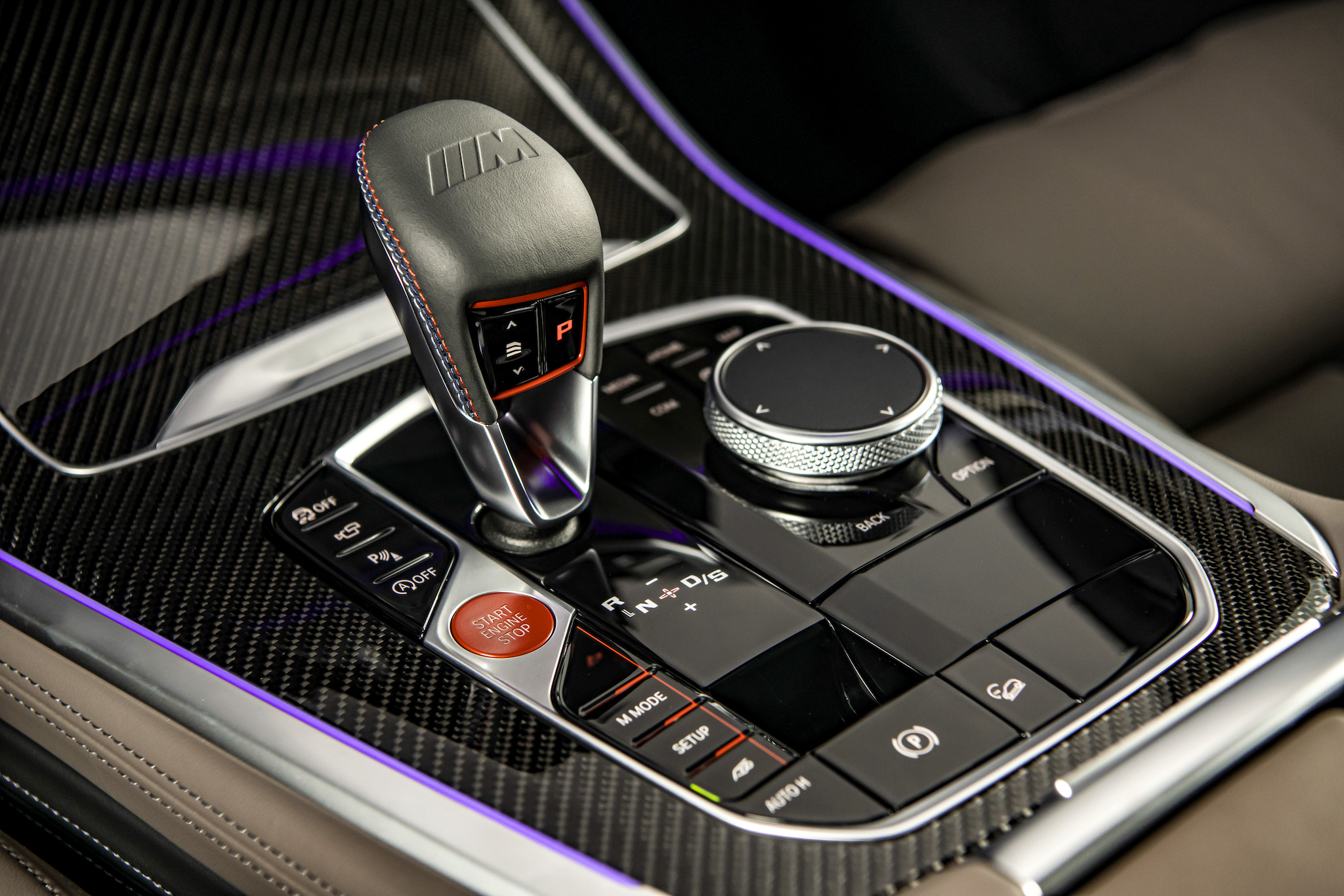 BMW X5 M 採用 Drivelogic 三段換檔邏輯，緊密順暢的換檔反應提升行駛舒適性與油耗效率。