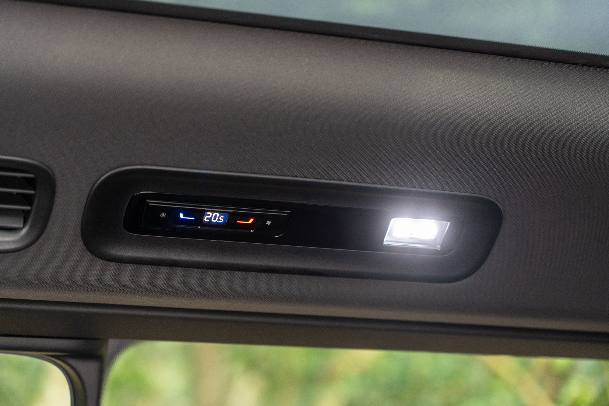 標配Air Care Climatronic三區電子恆溫空調系統。