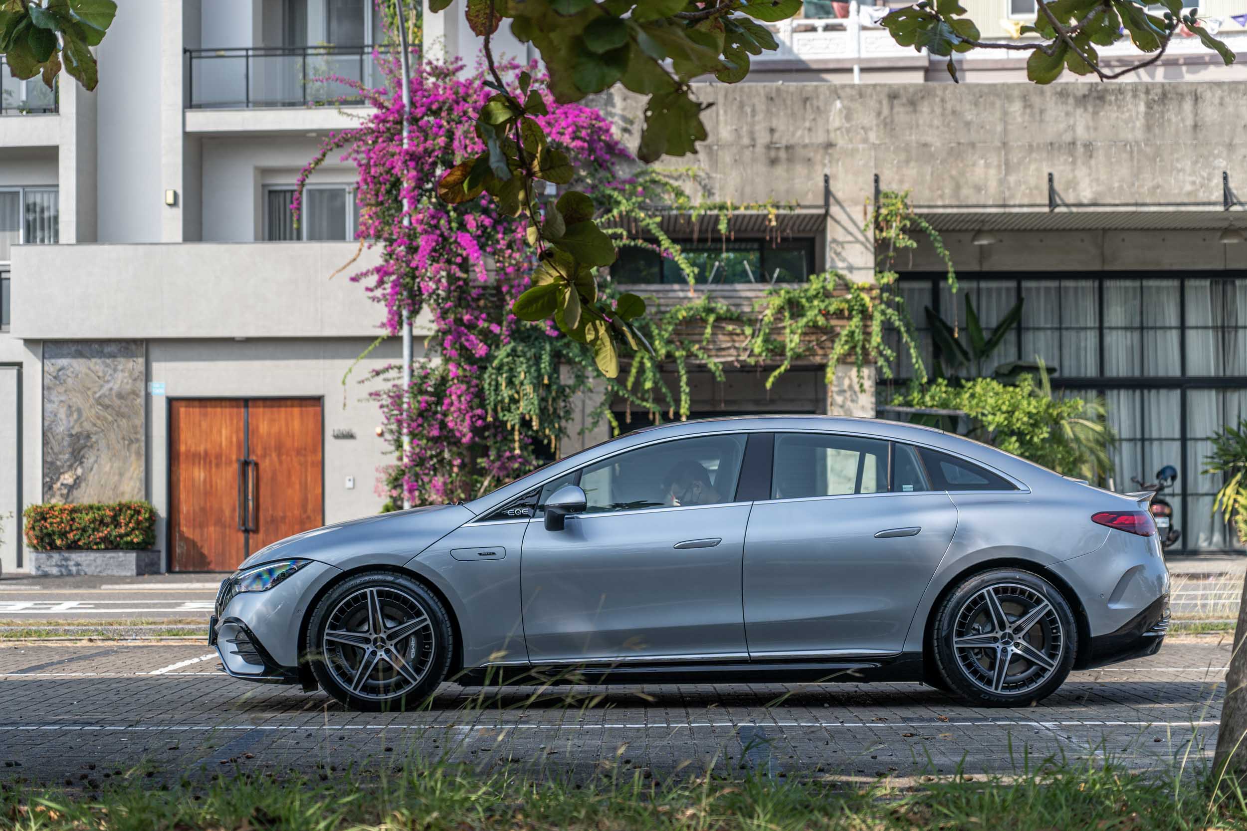 EQE 與 EQS 共用了大量設計元素,一眼望去實在很難分辨兩車差異。