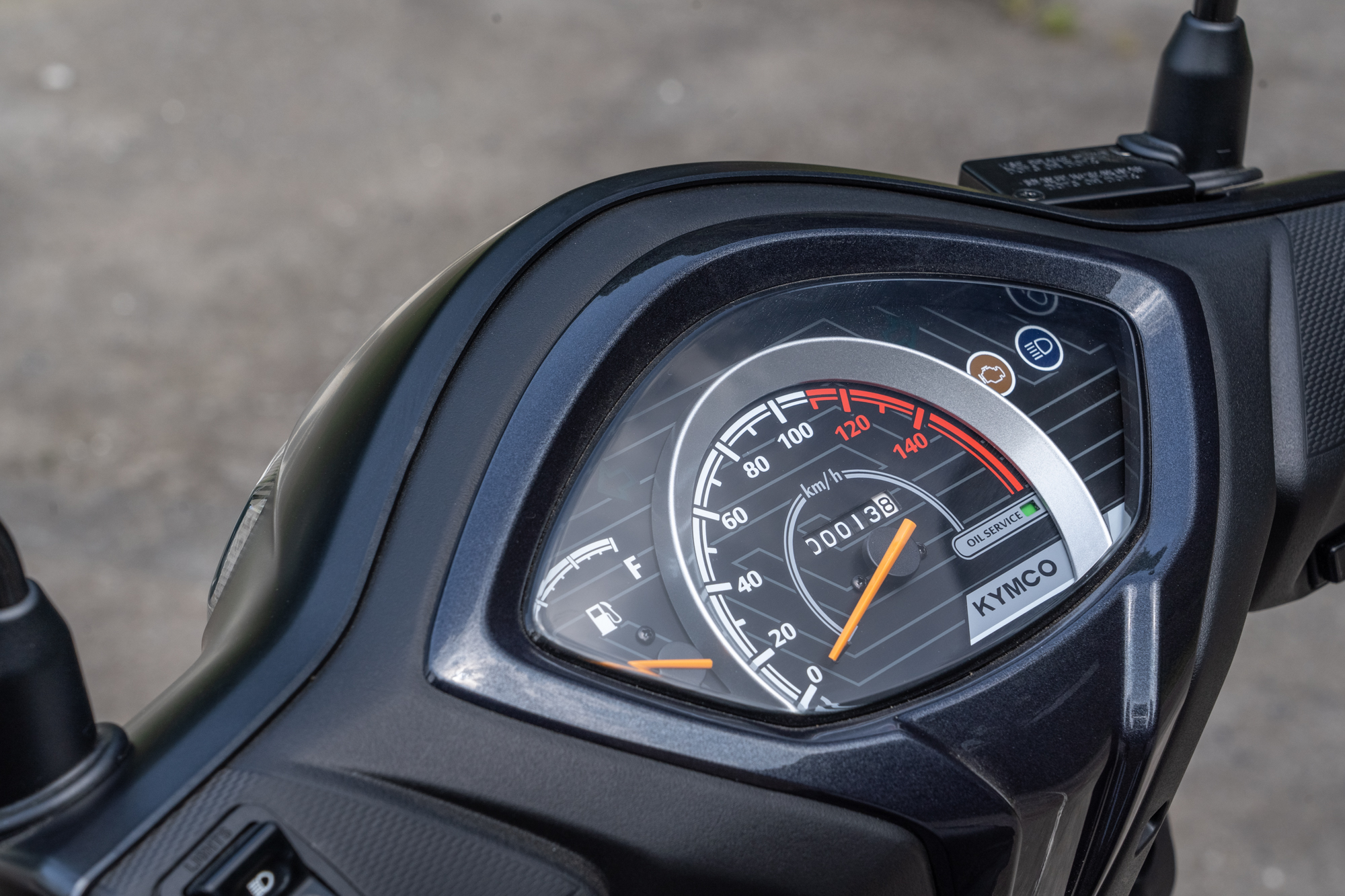 大地名流 125 採用傳統指針儀表設計。