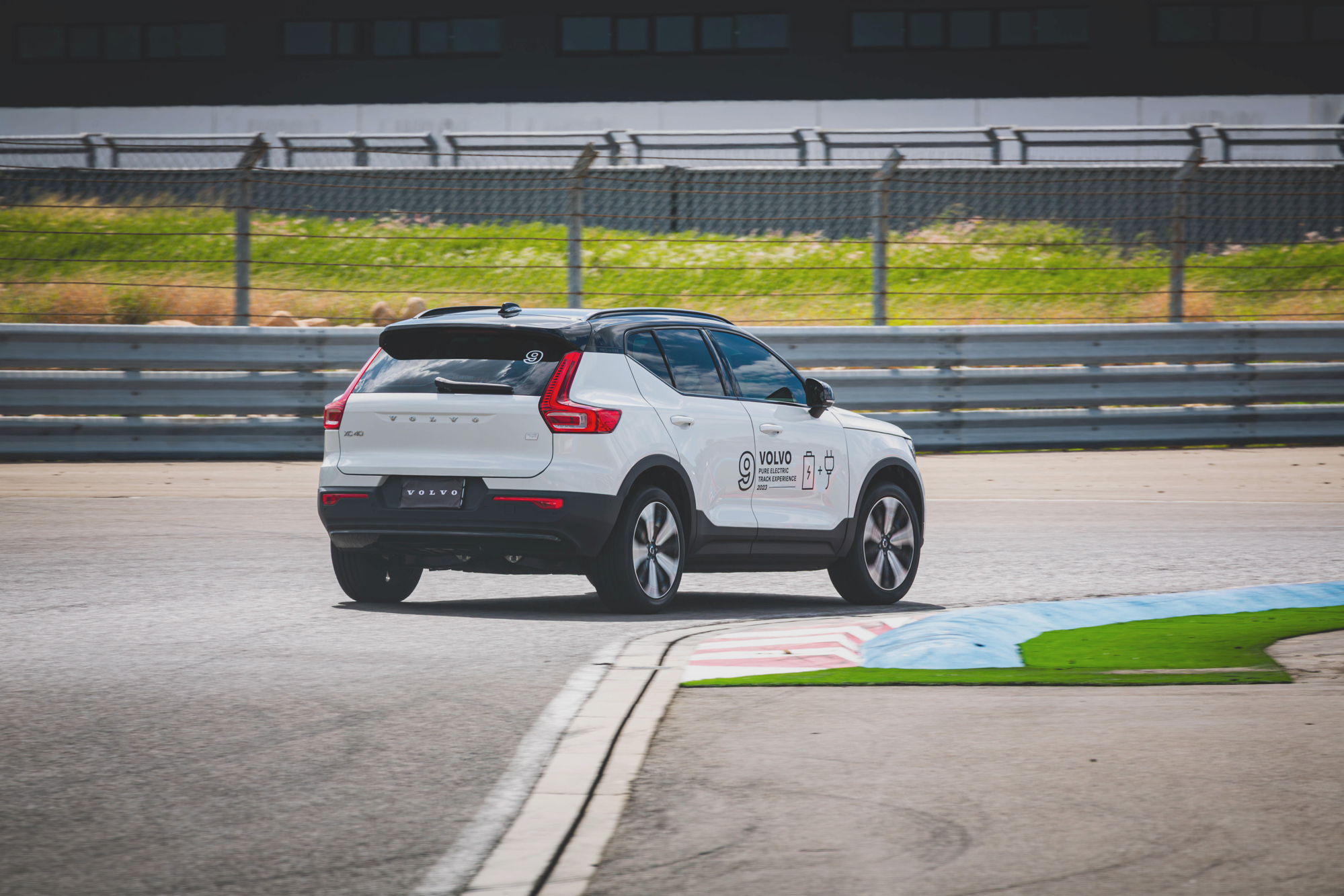 XC40 Recharge 的煞車力道相當明確、有力,讓人印象非常深刻,畢竟含駕駛整輛車逼近 2.3 噸,這是一個非常沈重的負擔。