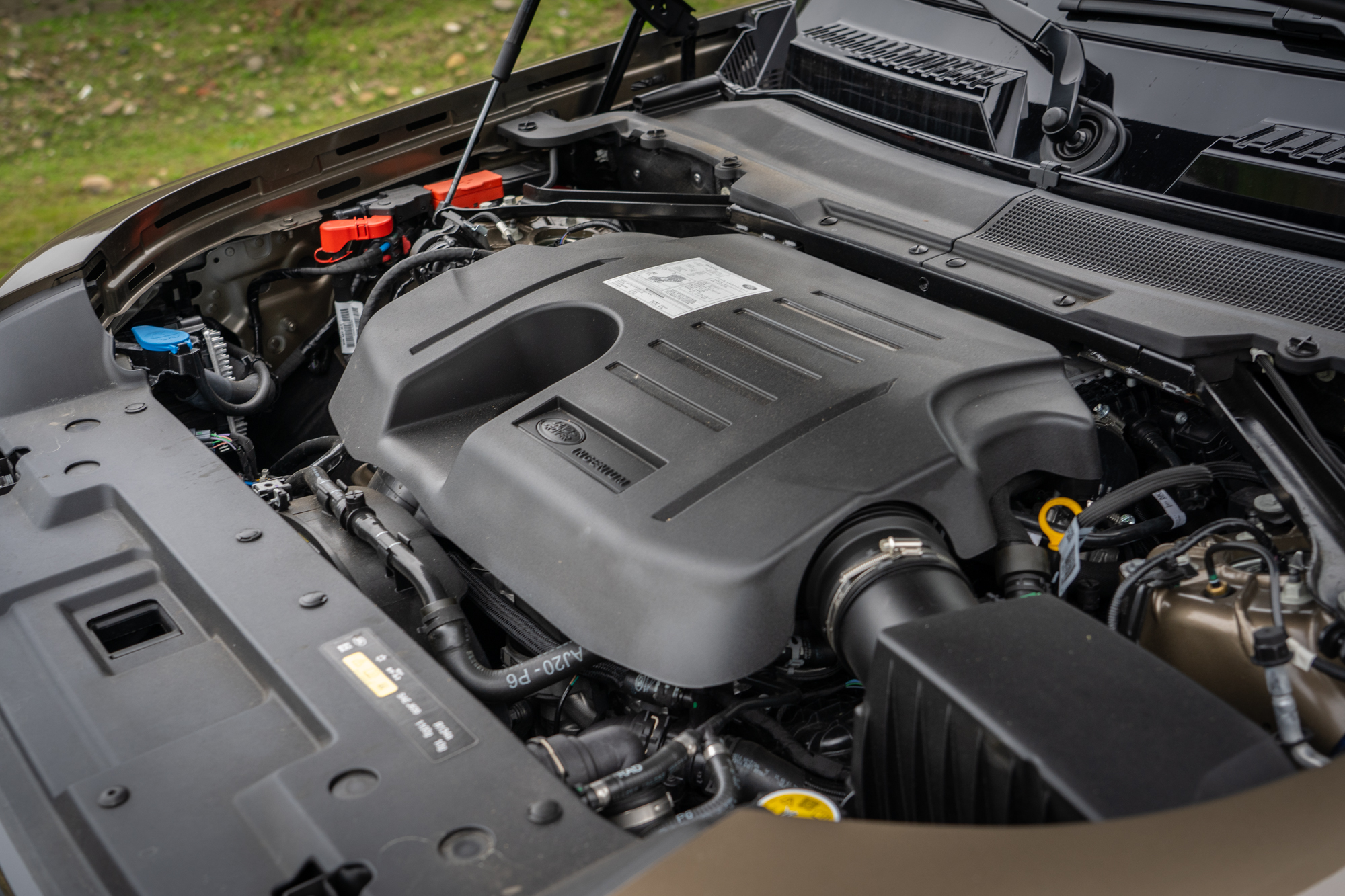 搭載 3.0 升直列六缸渦輪增壓汽油引擎,具備 400ps / 6500rpm 最大馬力與 550Nm / 5000rpm 最大扭力。