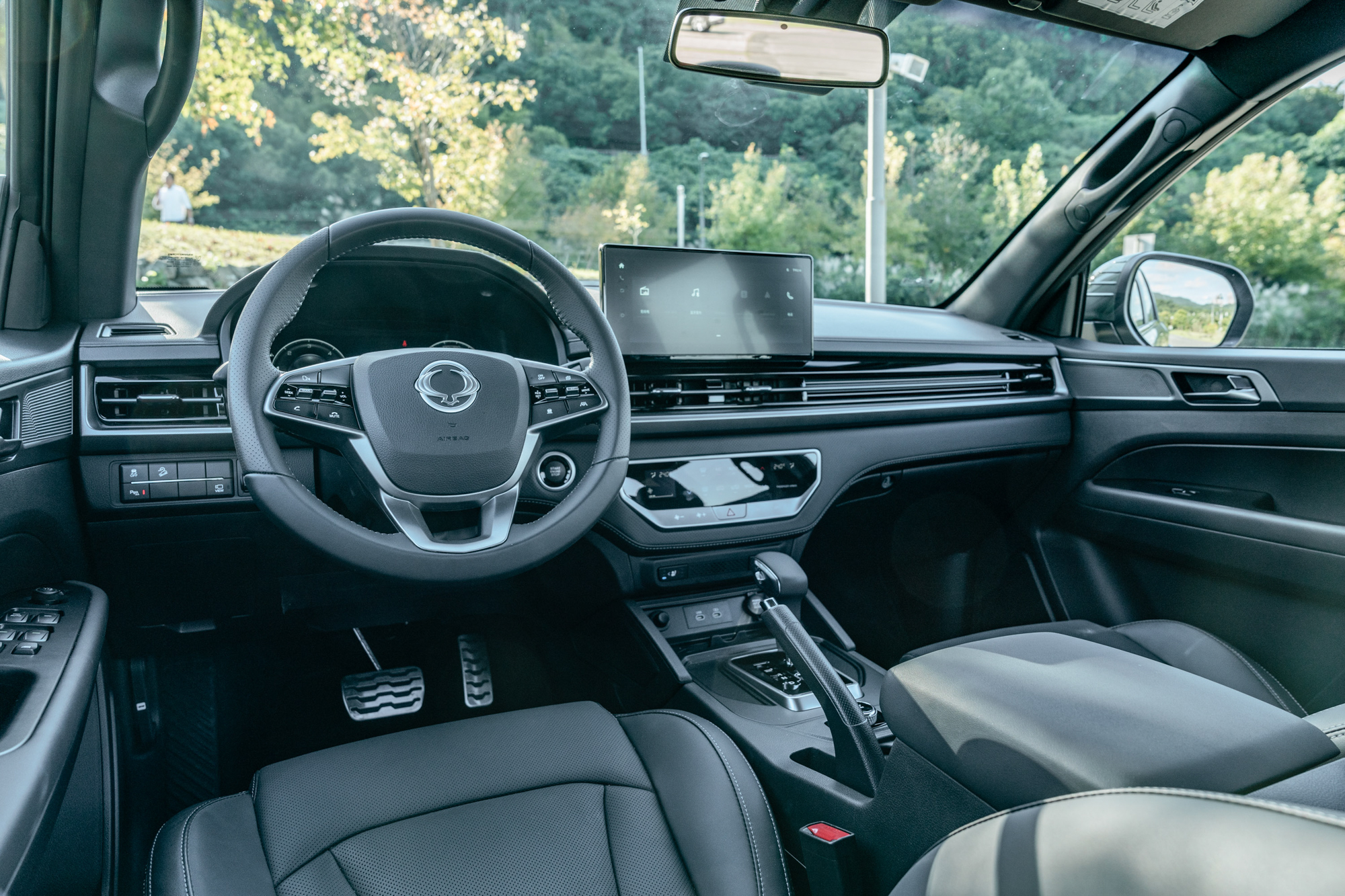 車室布局簡潔，駕駛介面配備12.3 吋全彩數位液晶儀表板，以及R-EPS車速感應式動力方向盤（可手動4向調整）。