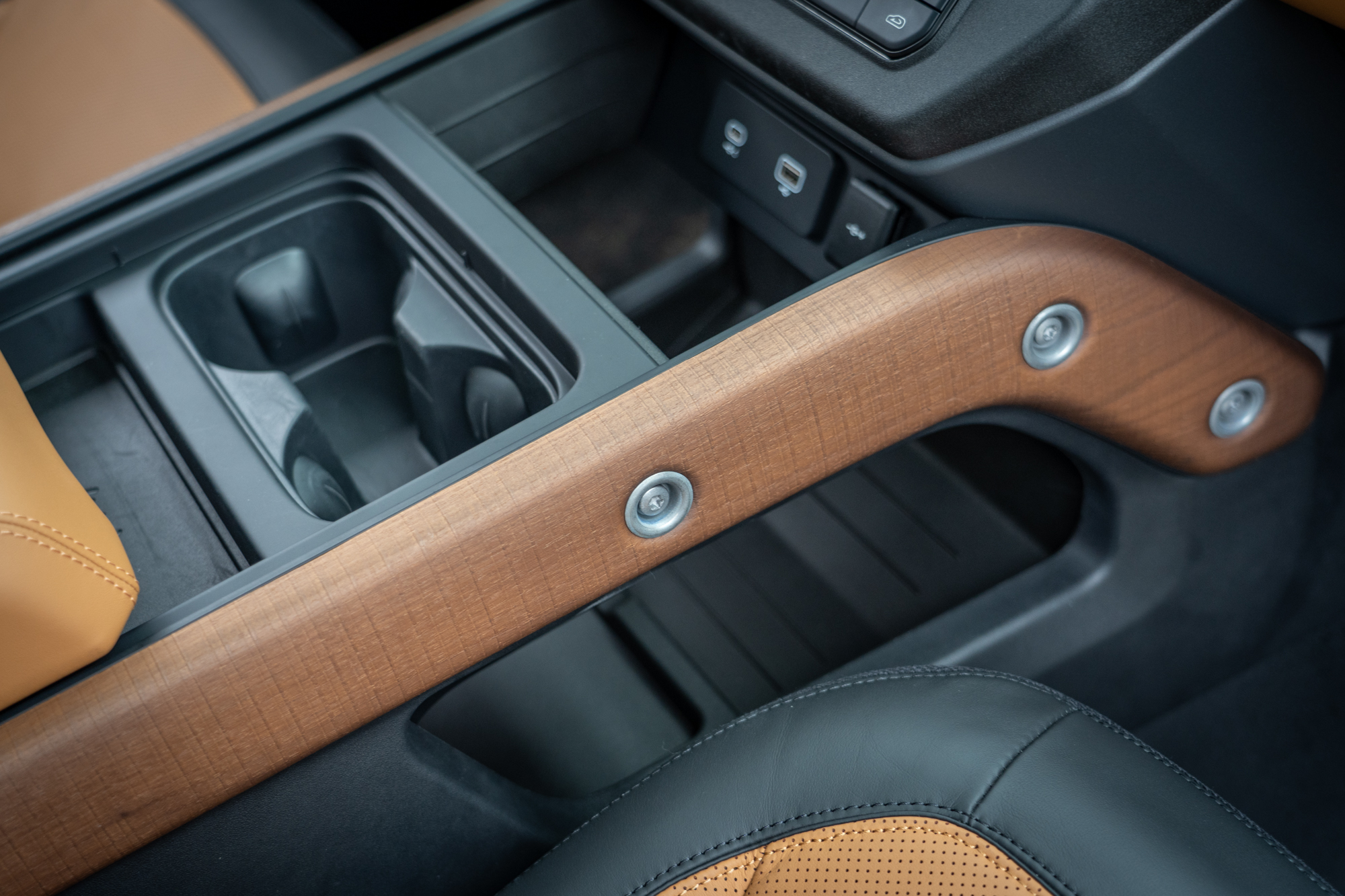 粗切削核桃木材質,增加整體質感與特殊性。