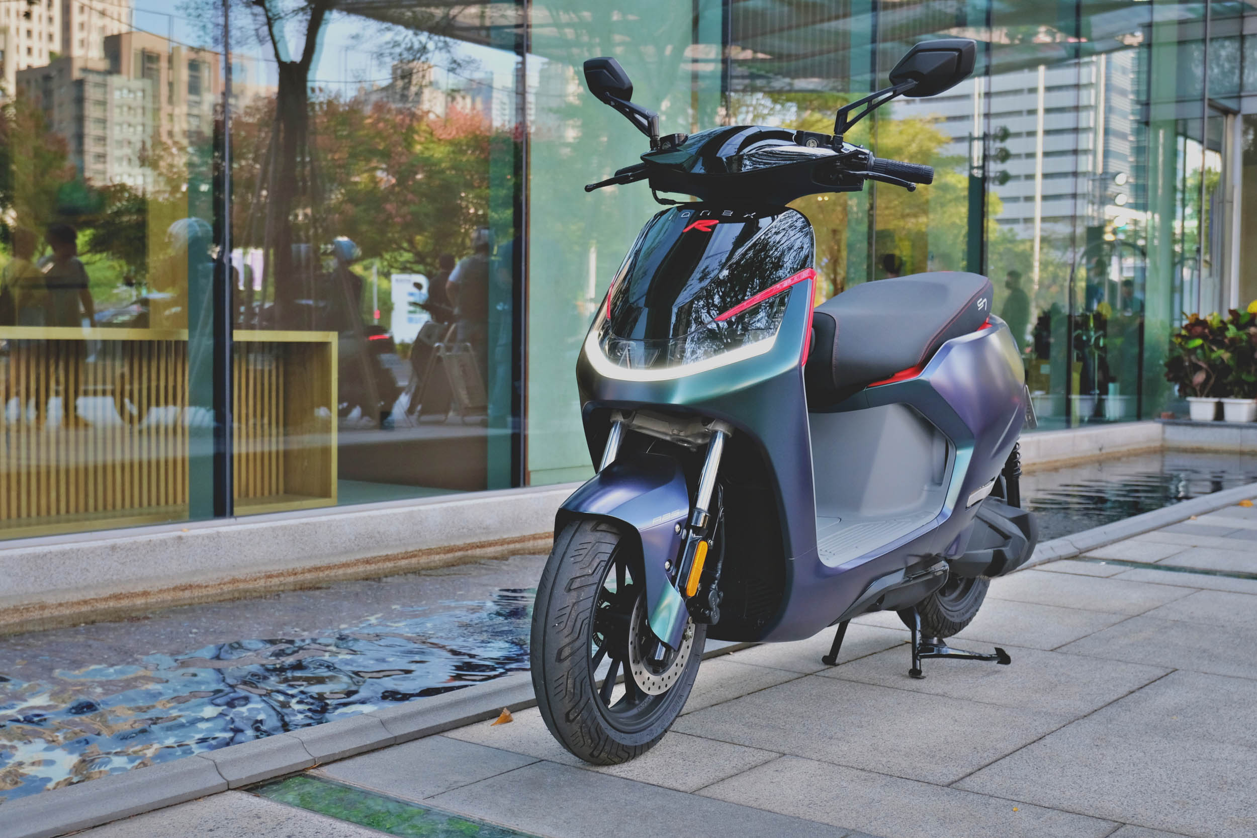 S7R 改款之後換上了更有運動化的造型,前方的紅色烤漆妝點強調著性能氣息。