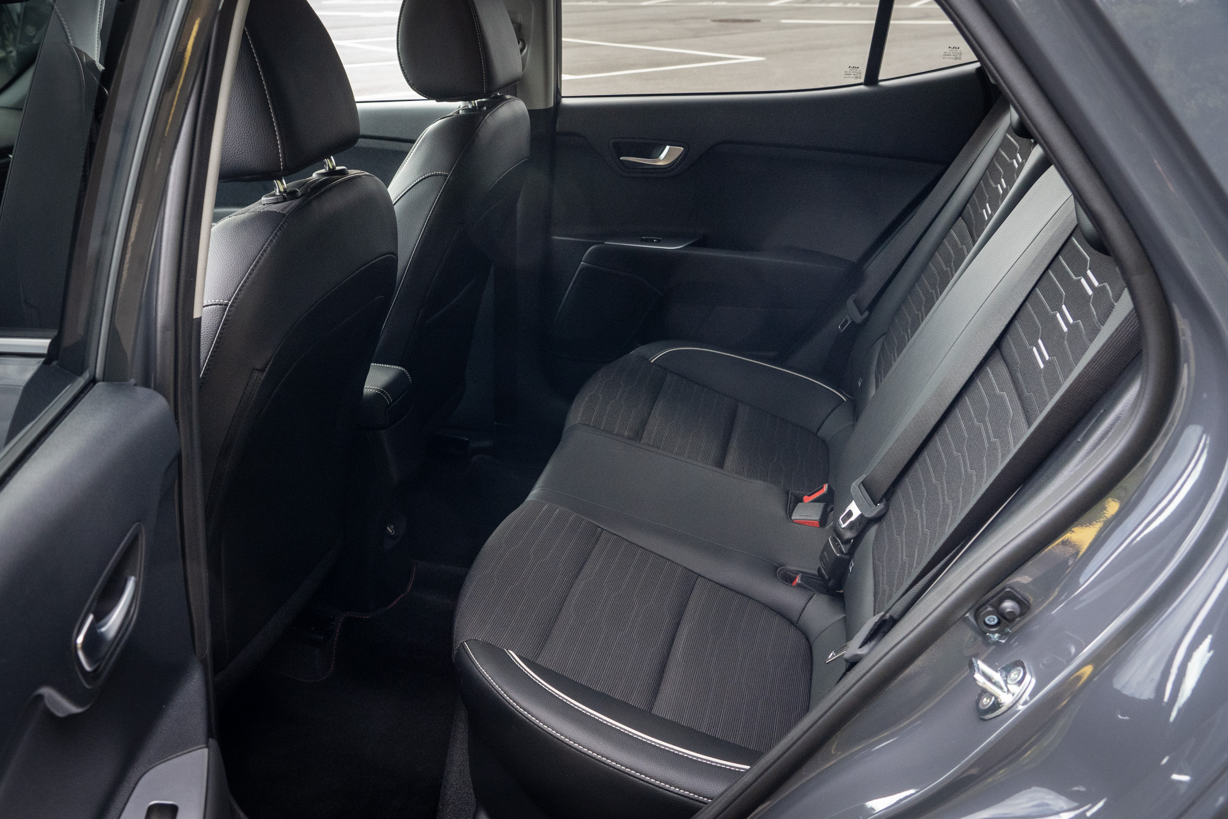 2580mm 軸距長度透過妥善的空間安排,後座乘坐空間其實挺優異,以 170cm 身高乘坐不顯侷促。