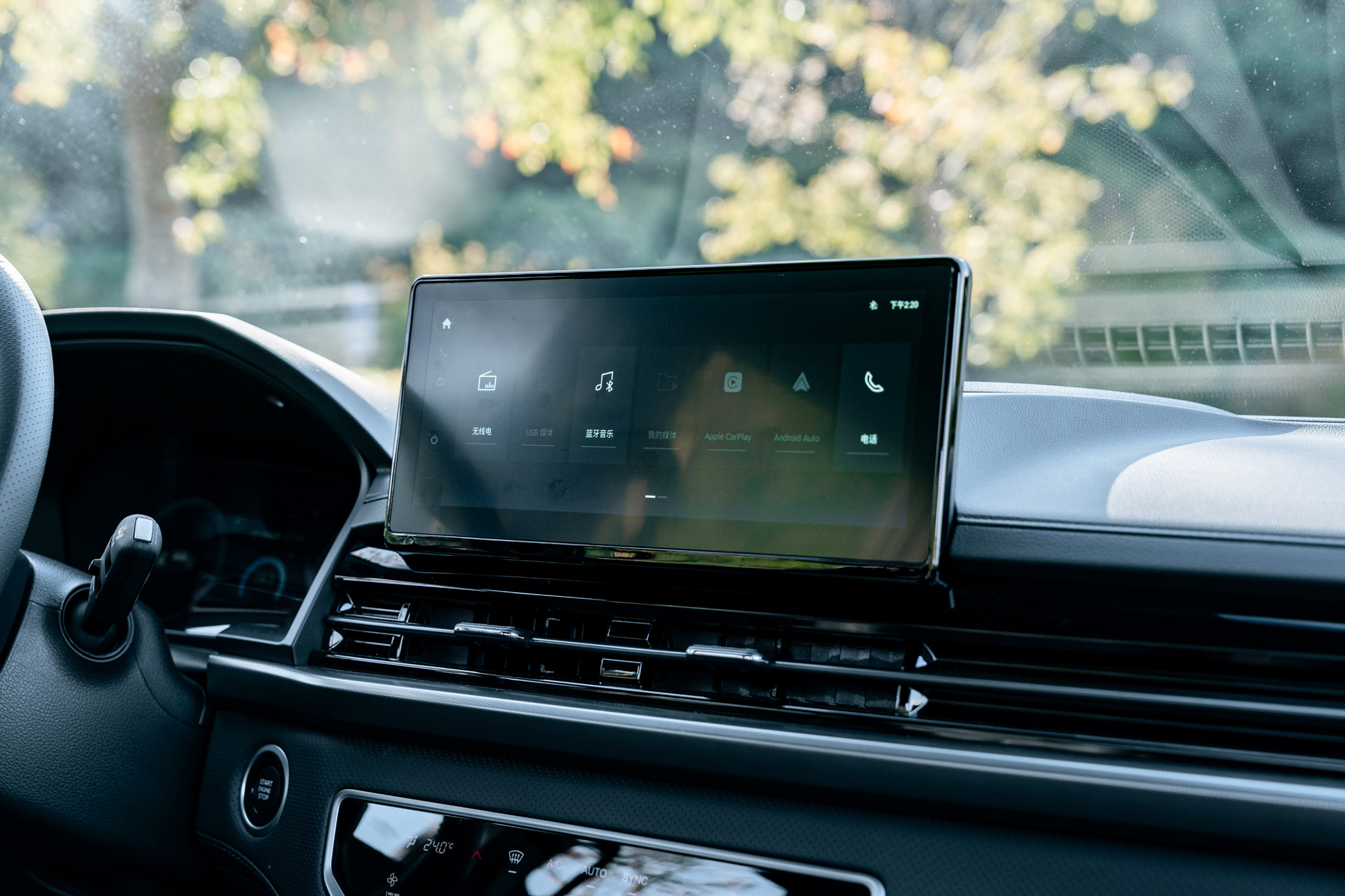 影音系統可連接Apple Car Play與Android Auto,也能以藍芽配對手機,配合方向盤快捷鍵輕鬆操作。系統為簡體中文譯版,有小部分顯示內容詞意與台灣習慣用語不同,但不至於影響使用。