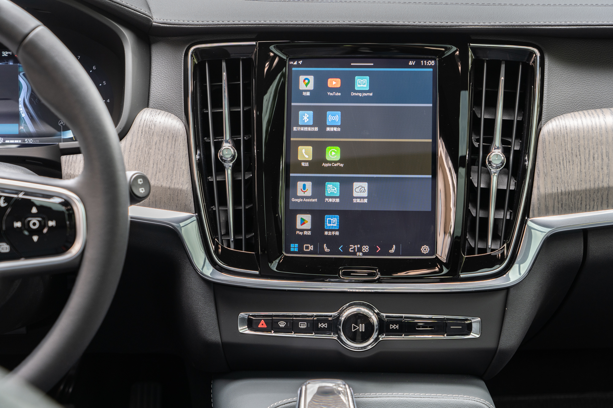 9吋觸控螢幕中控台整合Google車載資訊娛樂系統，將Google受到泛用的導航、影音播放、語音助理、App商店等功能直接內建，也具備Apple CarPlay功能，將車輛與數位生活完美串接。