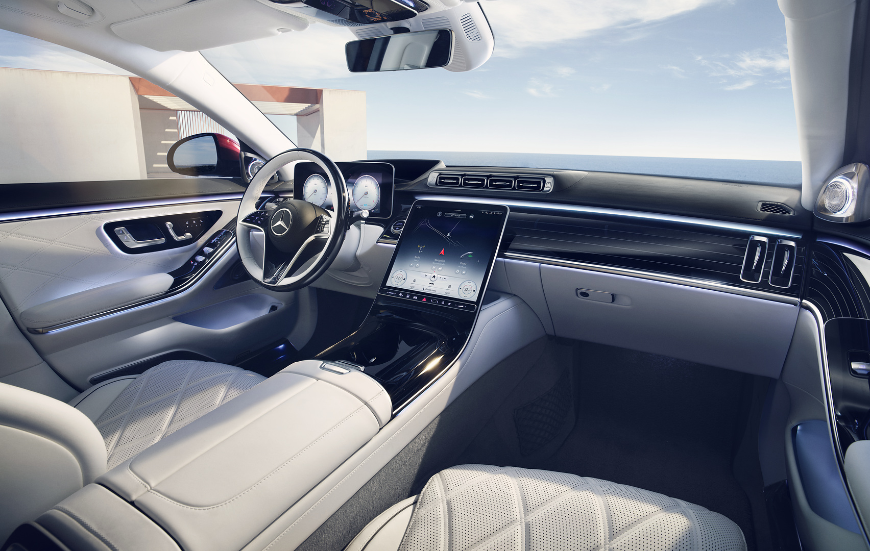 全車採用豪華 Nappa 真皮包覆，搭配直立式 12.8 吋 OLED 高畫質觸控螢幕（圖為選配木質/真皮多功能方向盤）。