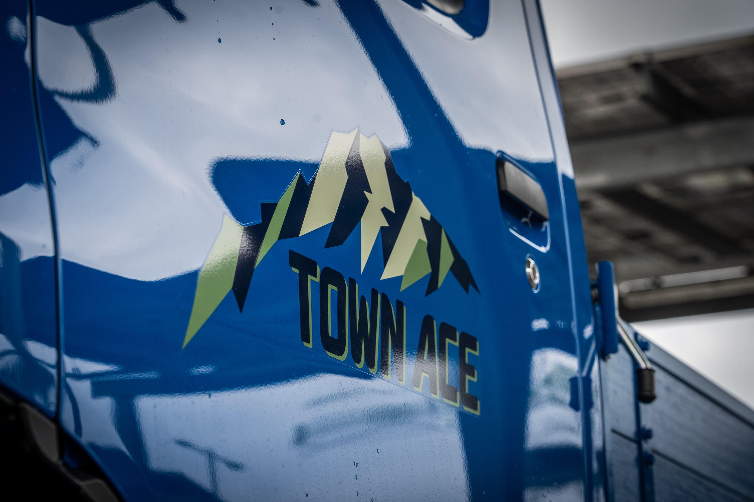 玉山意象的車身貼飾。