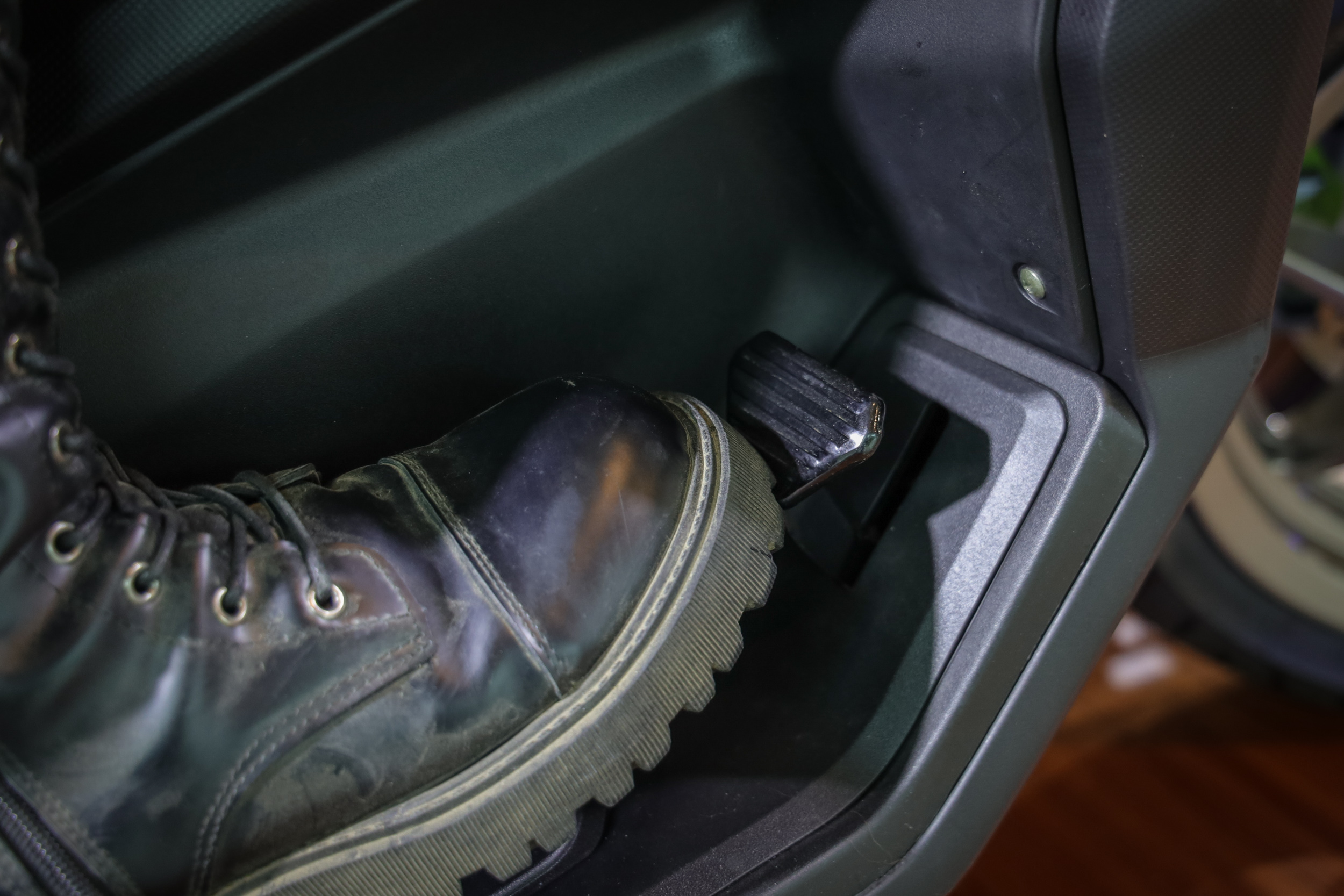 配備腳煞車裝置,為前/後輪 ABS+CBS 連動。