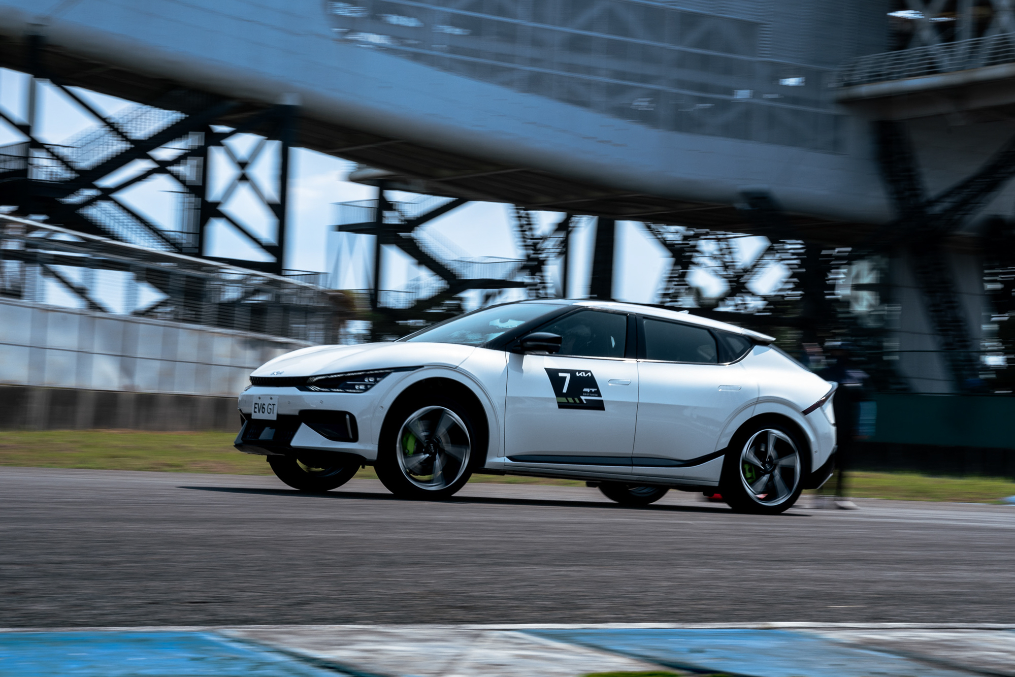 EV6 GT給予駕駛的見面禮,就是深陷座椅中的強大加速G力。