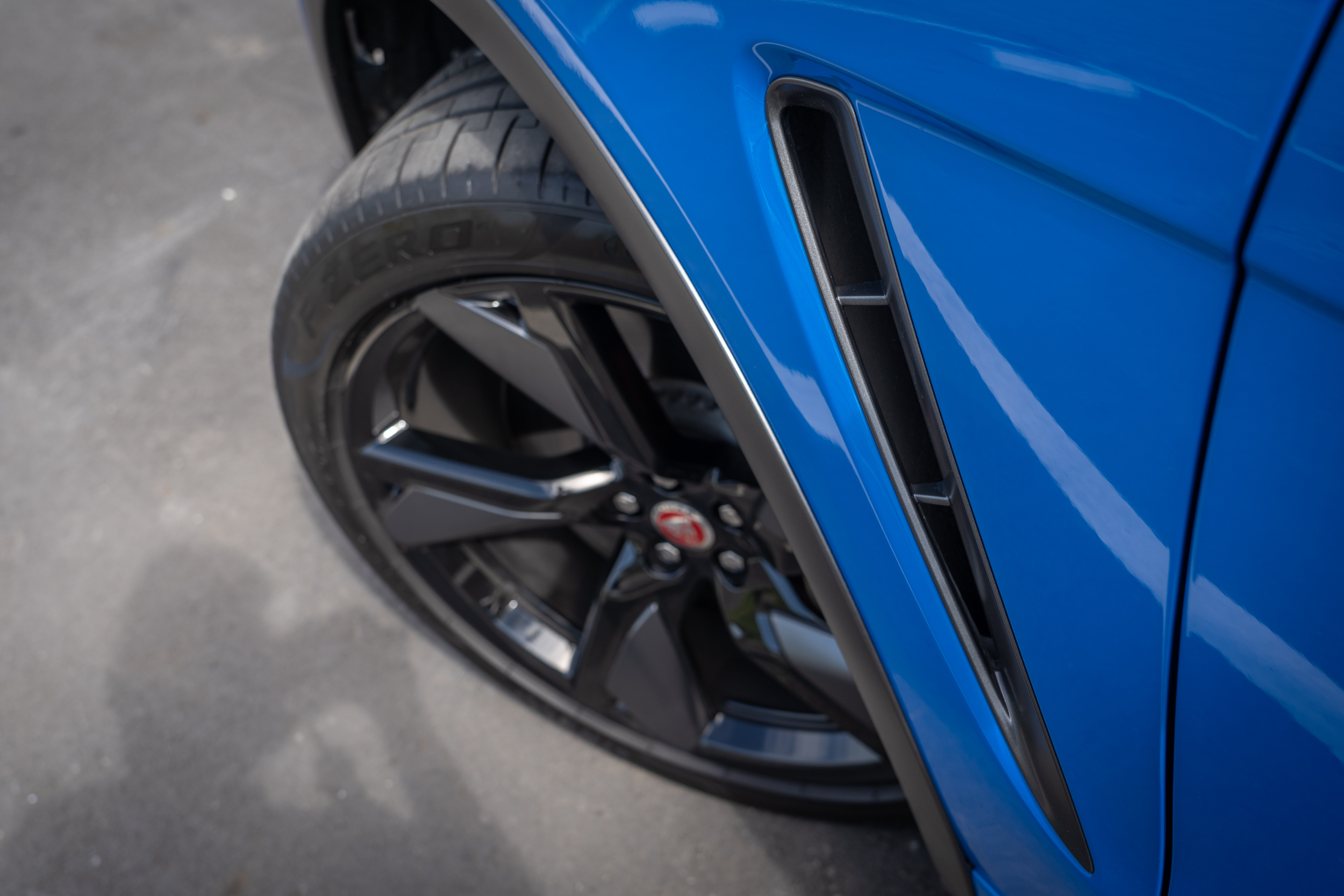 前葉子板上的導流柵展現獨到的空氣力學設計。