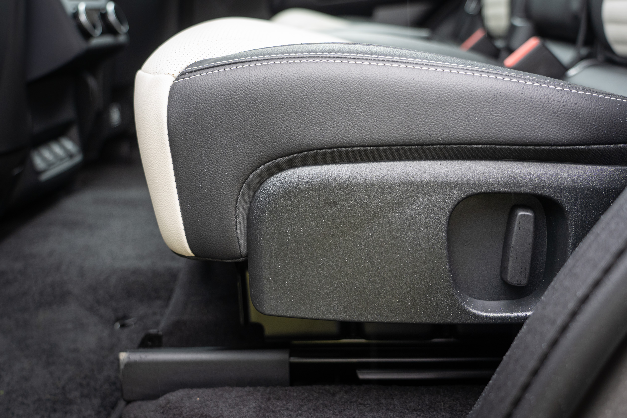 椅面滑移功能為手動操控。