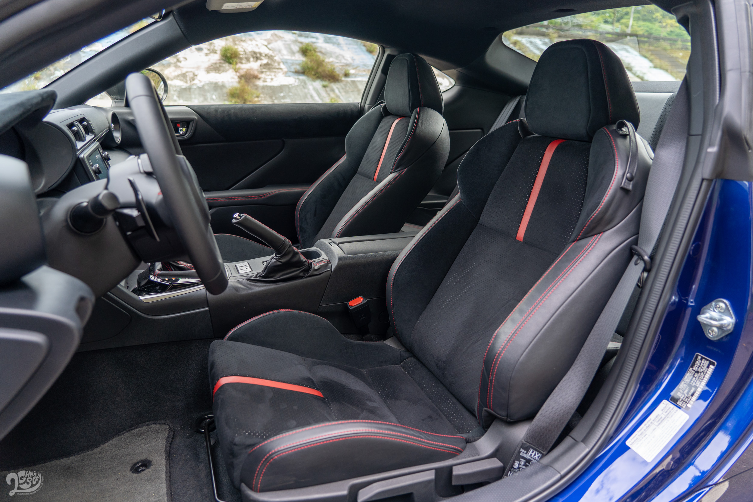 座椅亦採用麂皮、真皮交疊材質運用,在支撐和包覆性的表現都相當不錯。