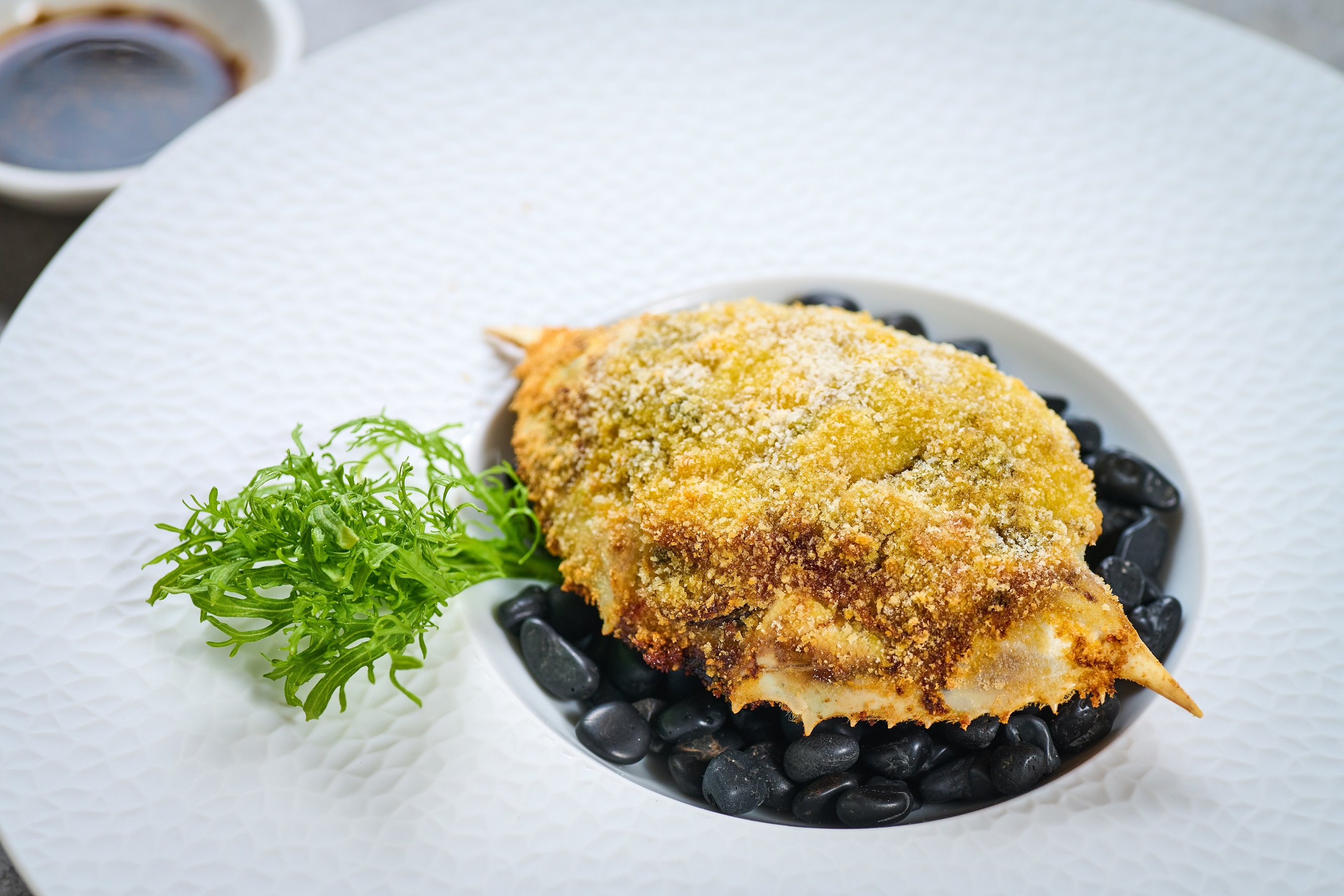 「不為人知的秋日午後」頂級古法焗蟹蓋,蟹蓋內滿滿的都是鮮甜的螃蟹與鱈場蟹肉及外層香濃起司,風味層次更上層樓。