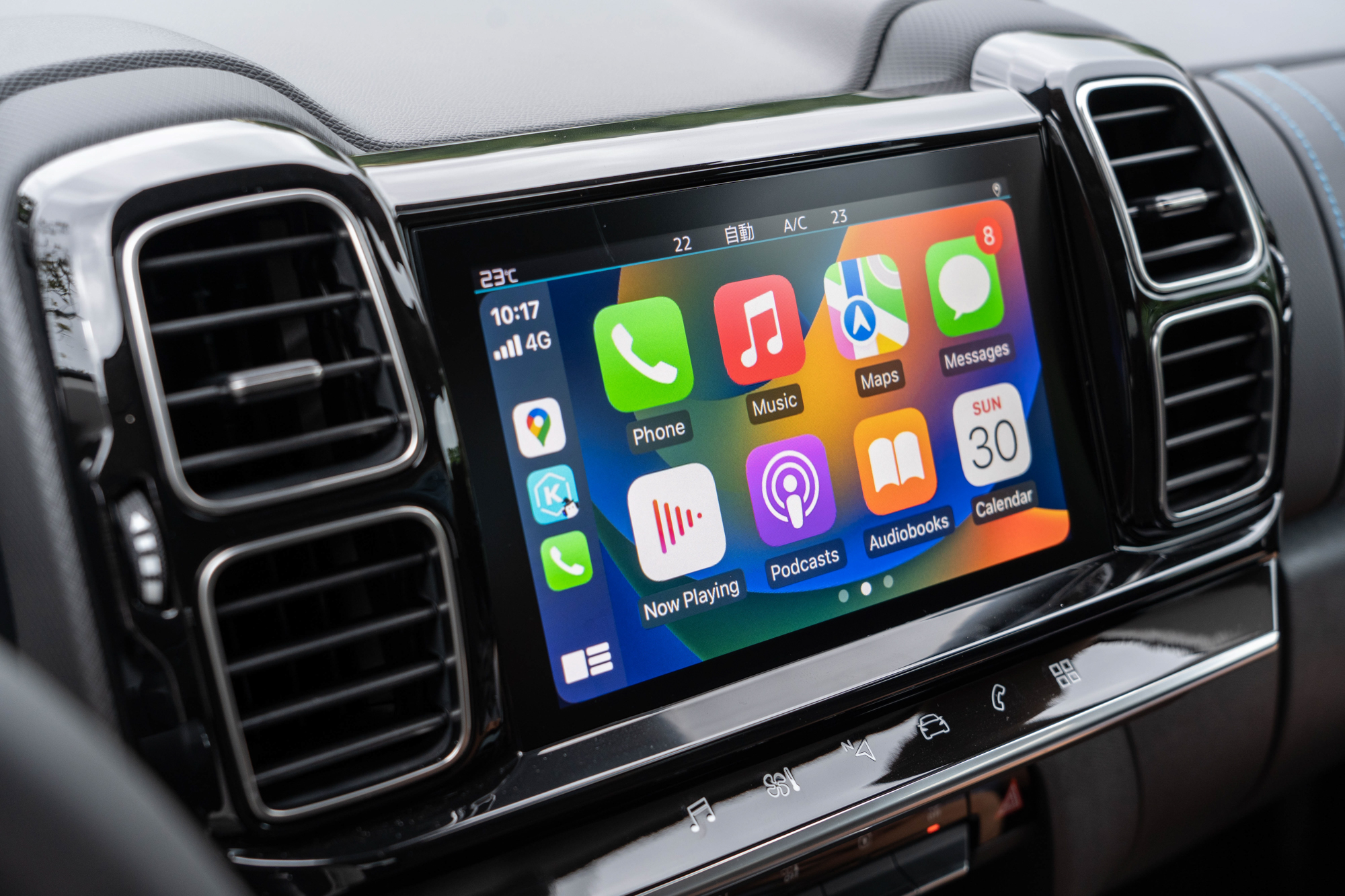 8 吋全彩觸控螢幕整合 MIRROR SCREEN 鏡射系統，包含 Apple Carplay 與Android Auto 等連線模式皆包含在內。
