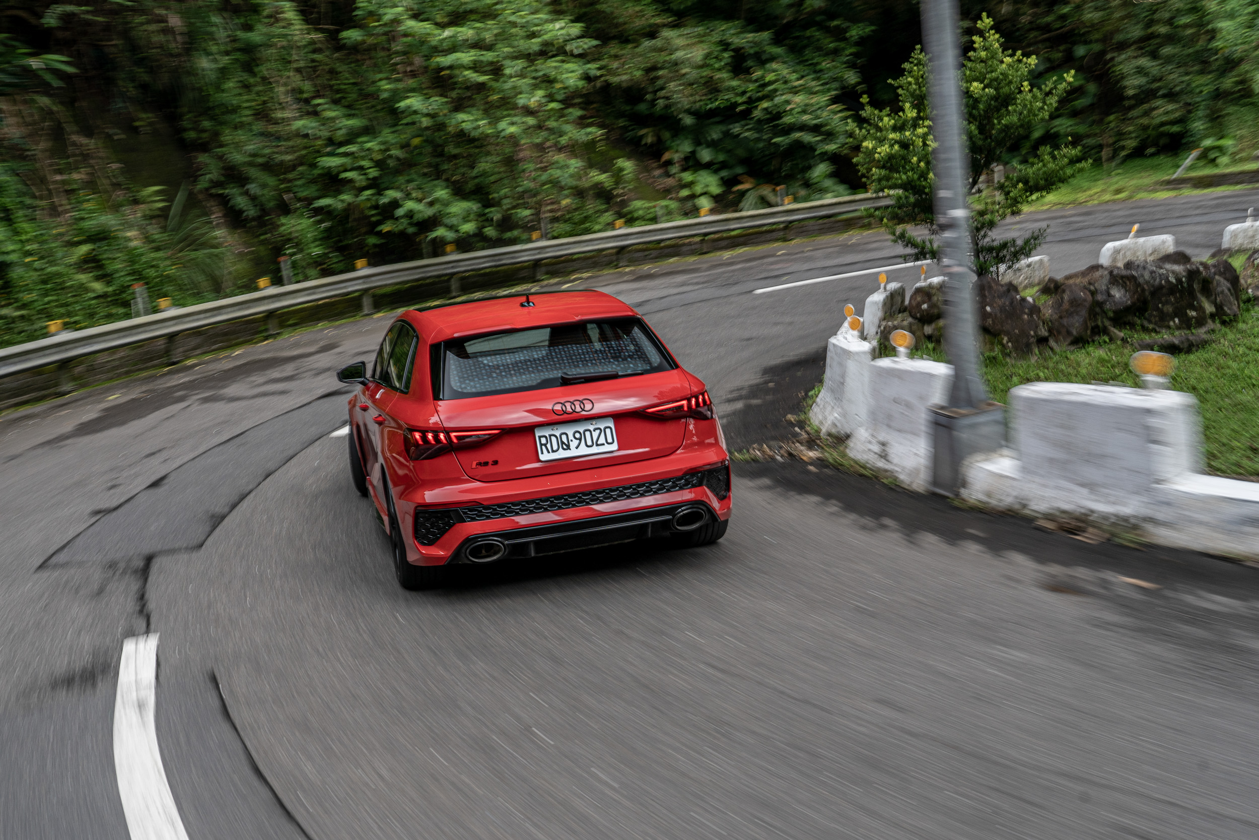 在正確的模式調整下,車尾的擺動幅度甚至比一些後驅車種還要大。