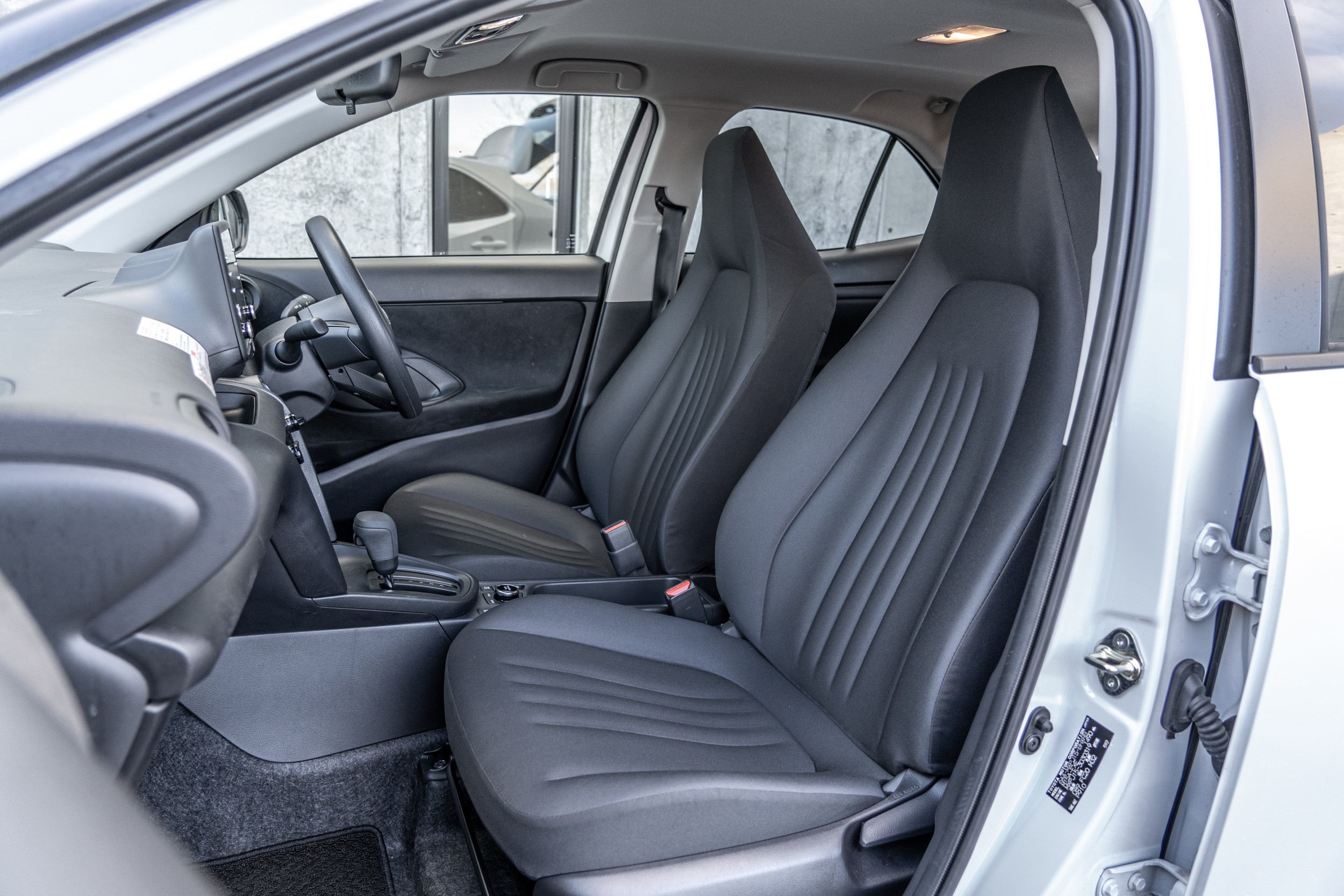 縱使入門,YARiS Cross 前座椅仍舊採用一體式設計,提供更契合體型的舒適乘坐感受。