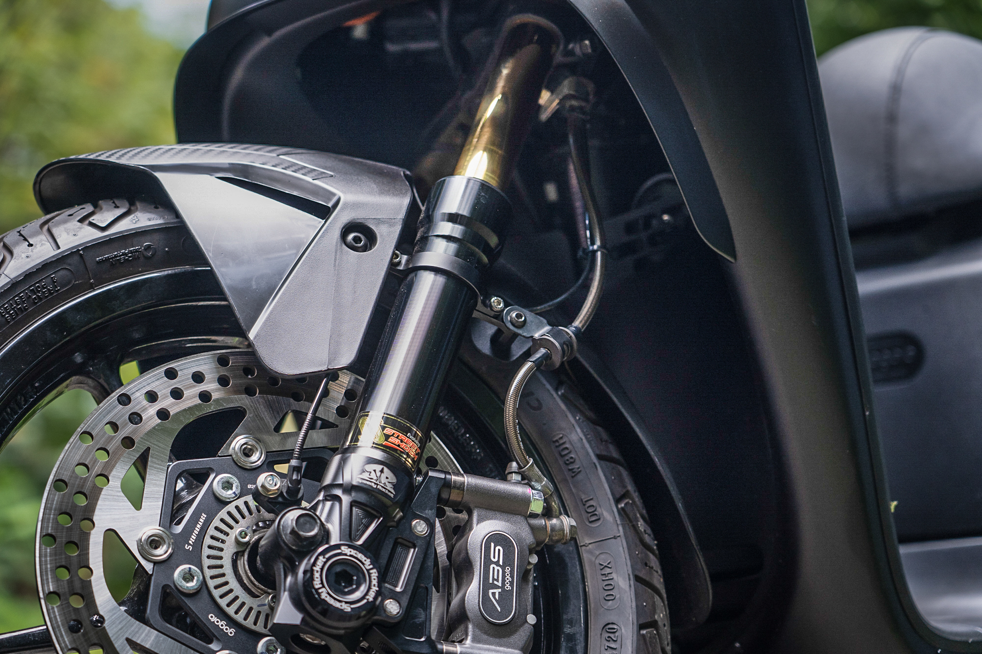 野蠻公牛 SS 2.0 預載可調前避震器,對應台灣路況可是相當合拍,吸震能力大幅提升。