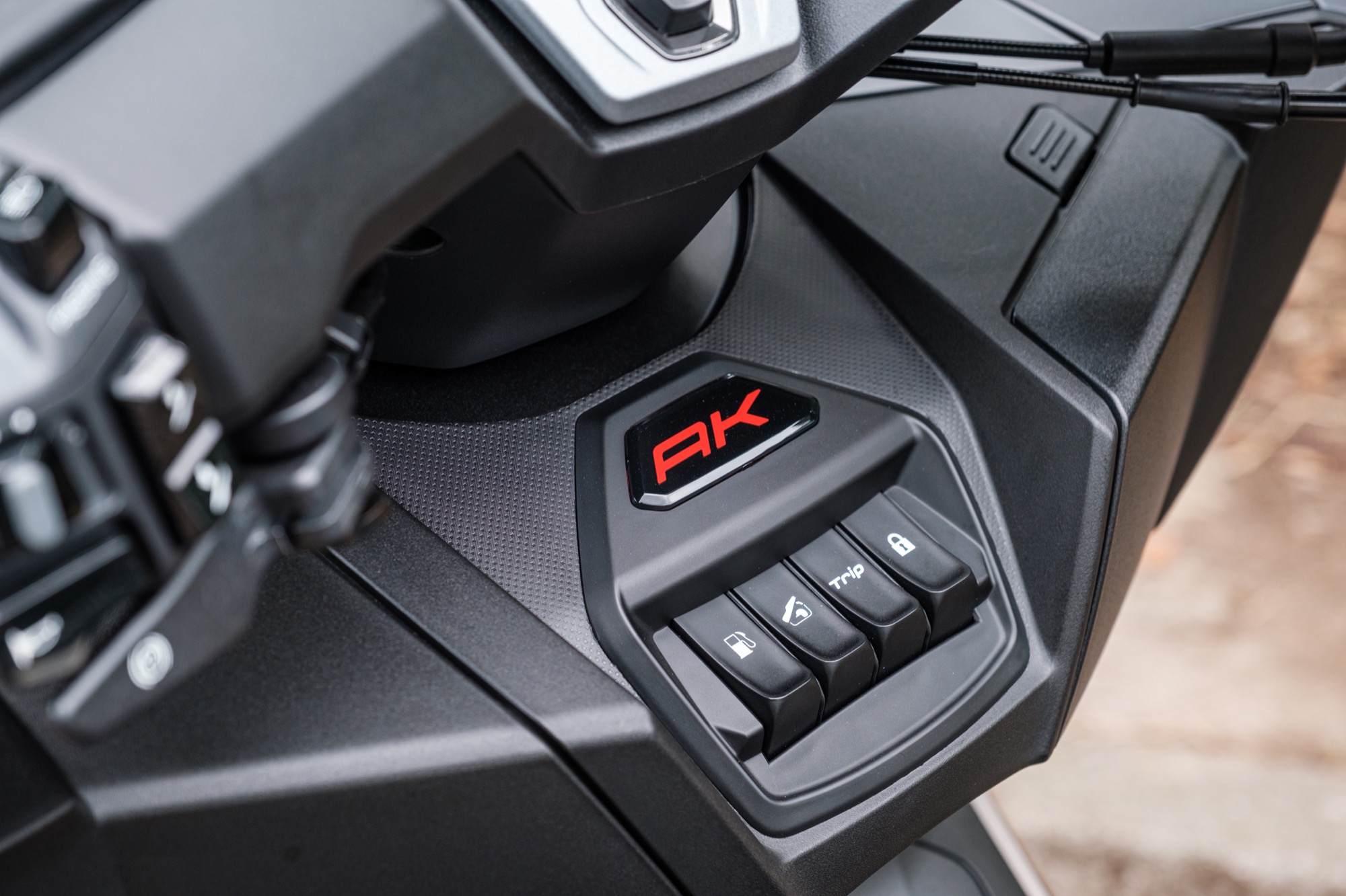 各式儲物空間以及油箱蓋的開啟都由下排的功能鍵控制。