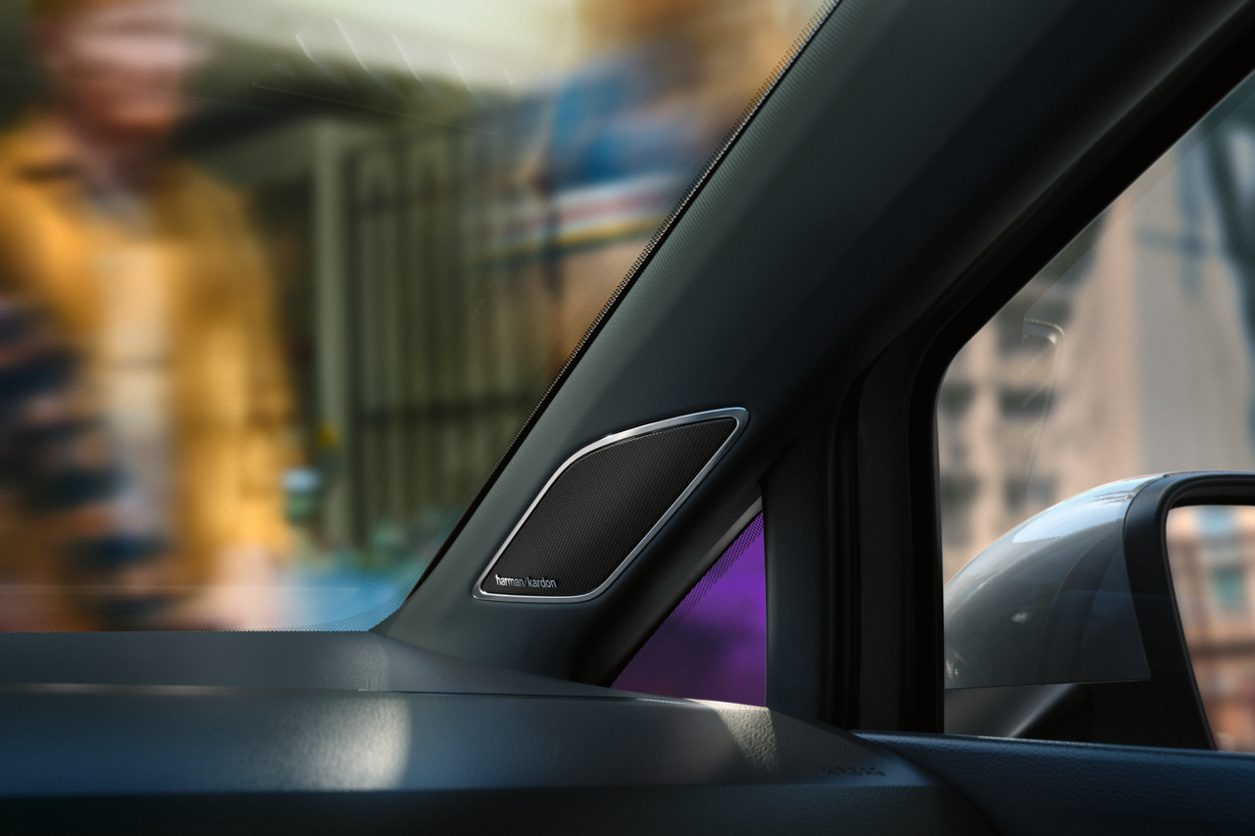 Golf 8 GTI 熱血魅力限定版升級 HUD 抬頭顯示器(投影式)及 Harman Kardon 頂級環繞音響系統。