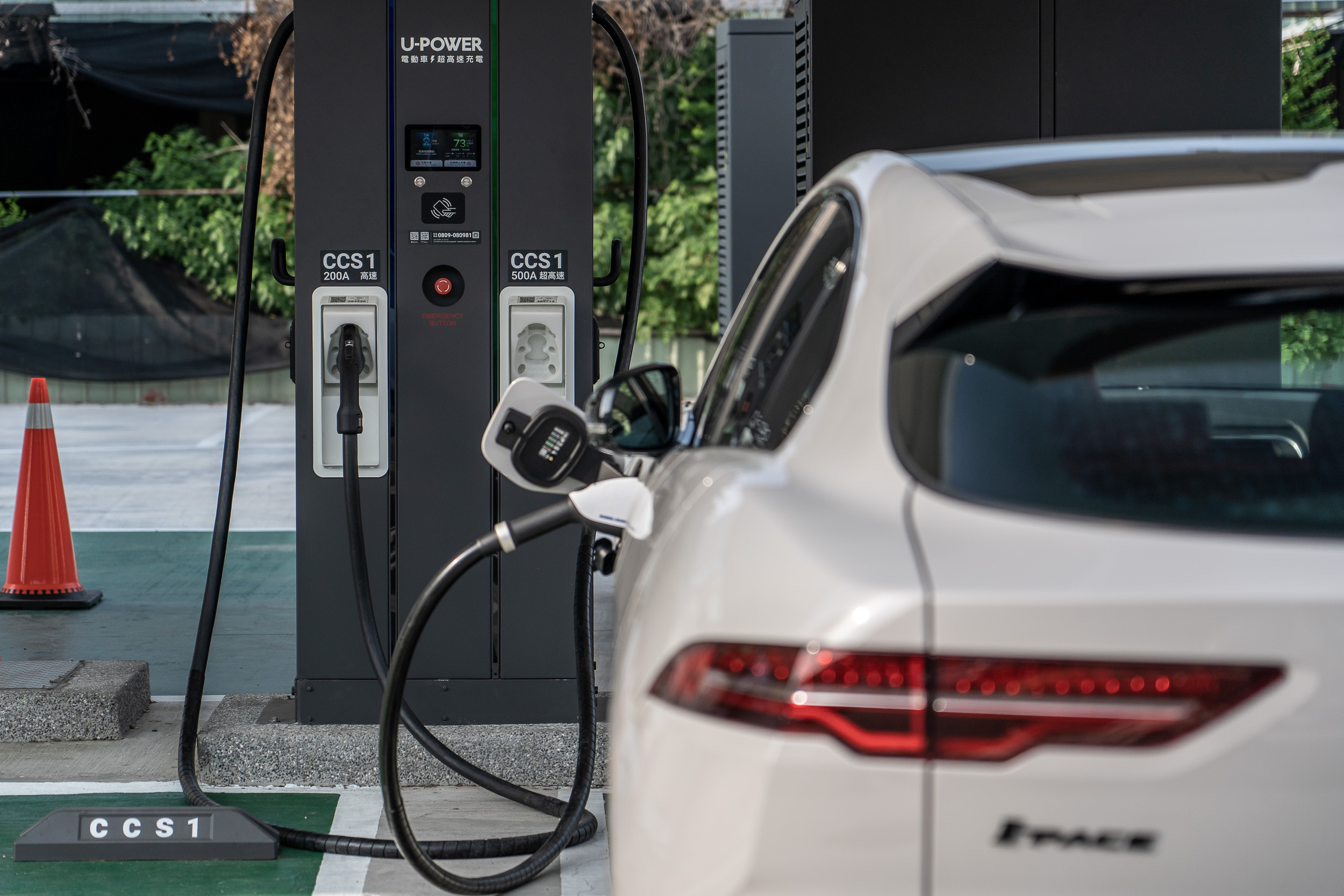 縱使沒有合作充電廠商,國內仍有許多自營企業提供高速充電服務。(圖為 U-POWER 位在台南的充電據點)
