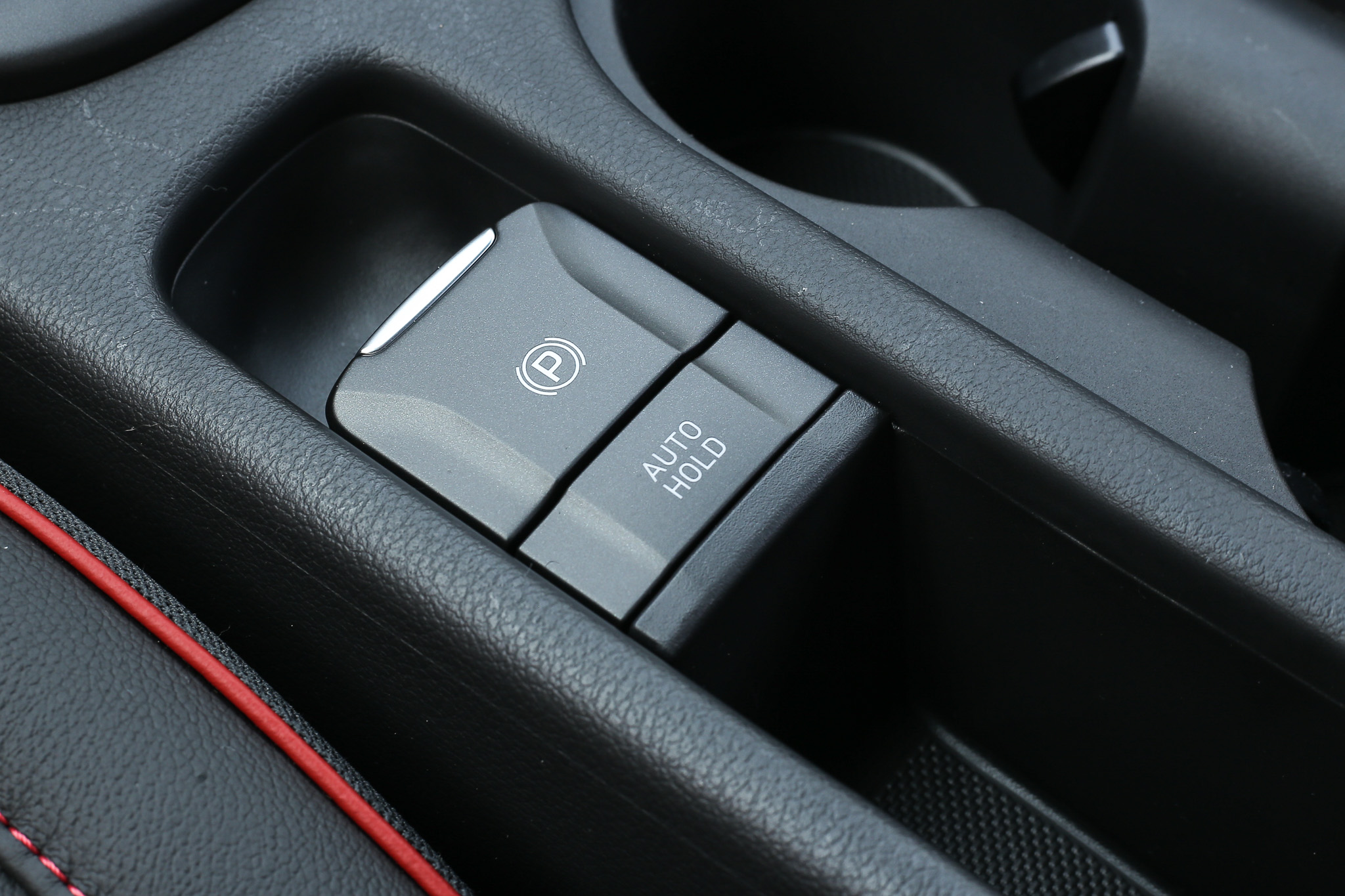 不同於汽油車款，Kona Hybrid 配備 EPB 電子手煞車功能。