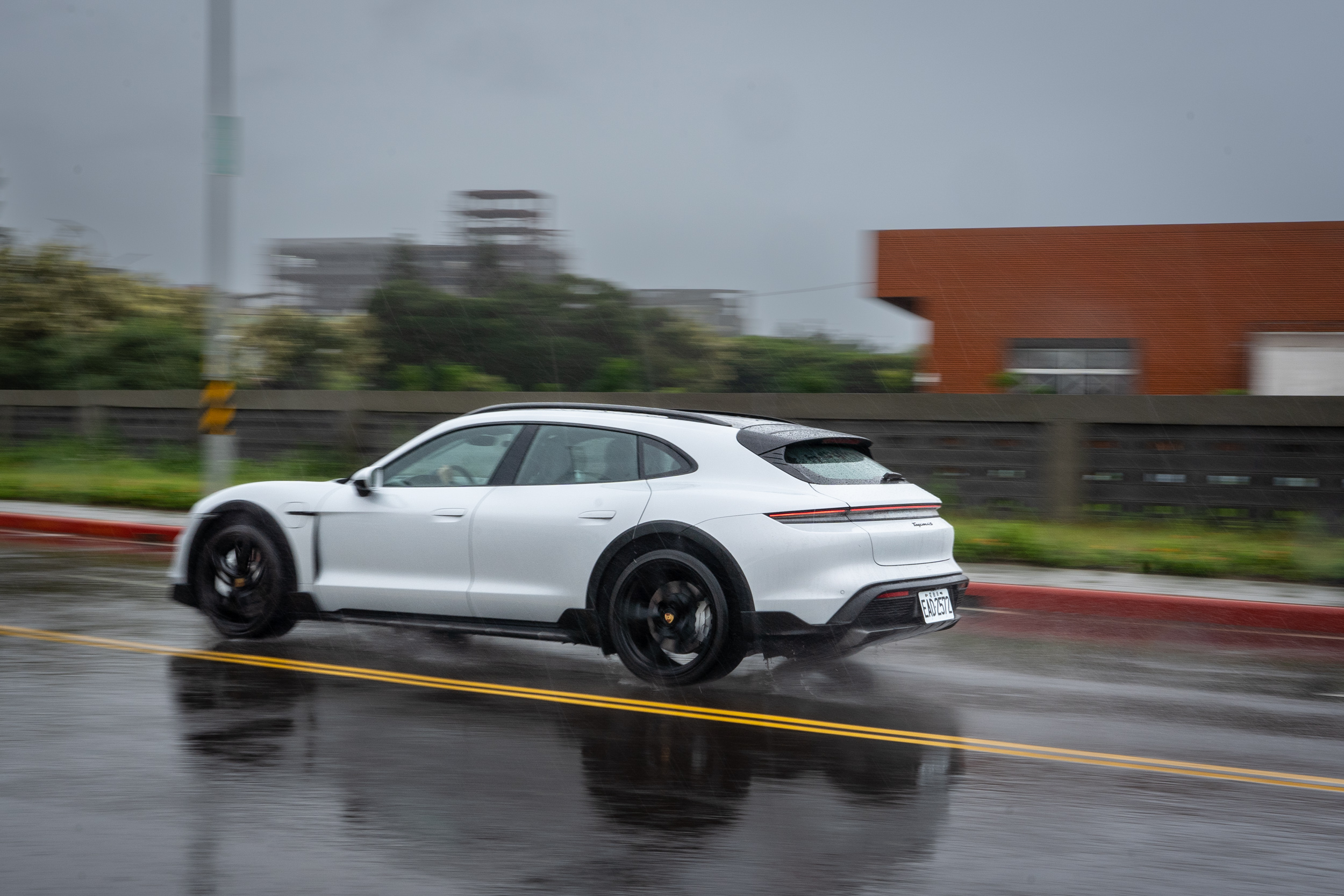 Taycan Cross Tourismo 4S 擁有更適合台灣路況的底盤高度與懸吊科技,絕對是一款可輕鬆征服台灣八成以上路況的 GT 車型。