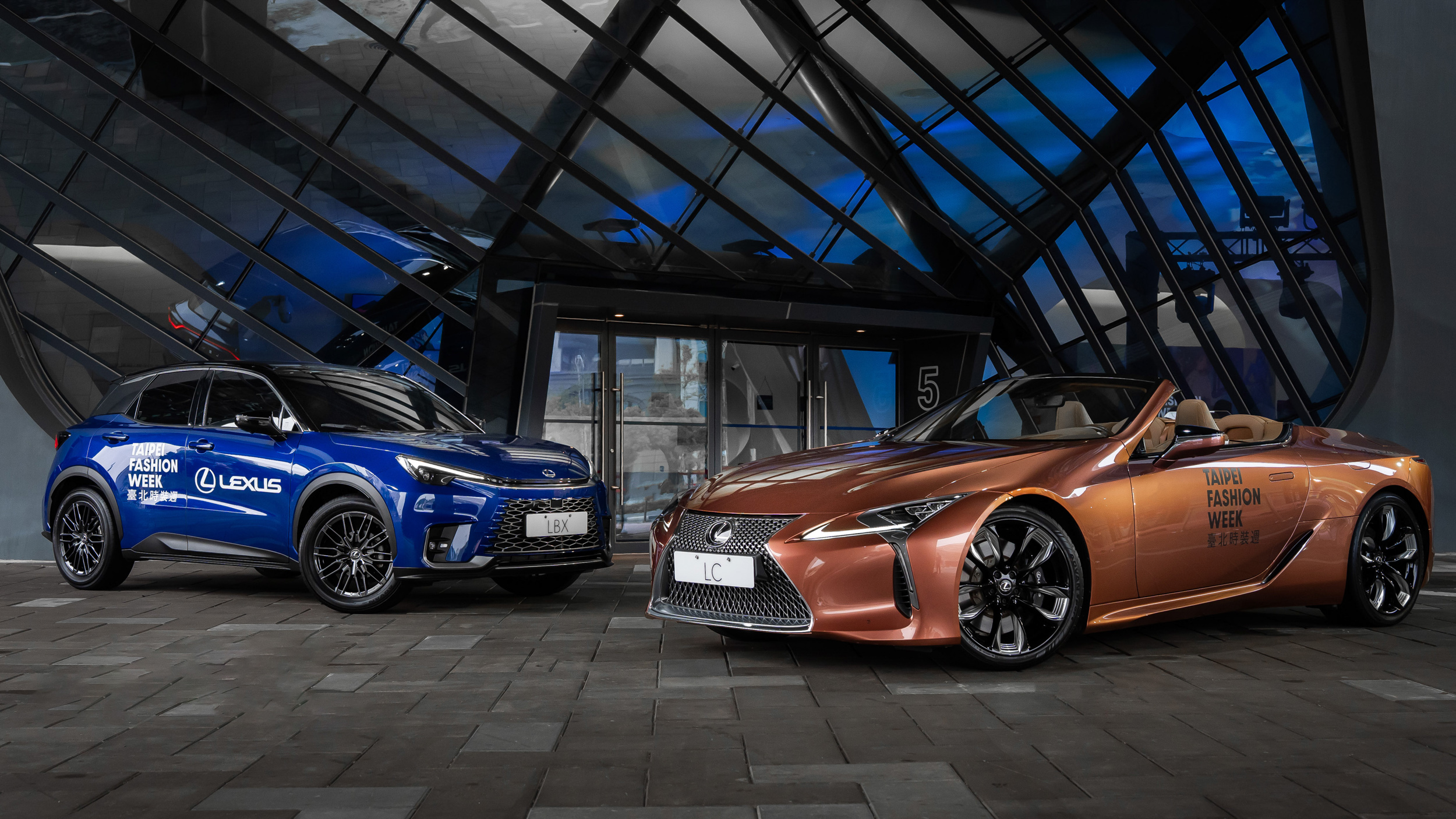 2025 臺北時裝週,Lexus 以純電休旅 RZ550e F SPORT 等車作為群星座駕