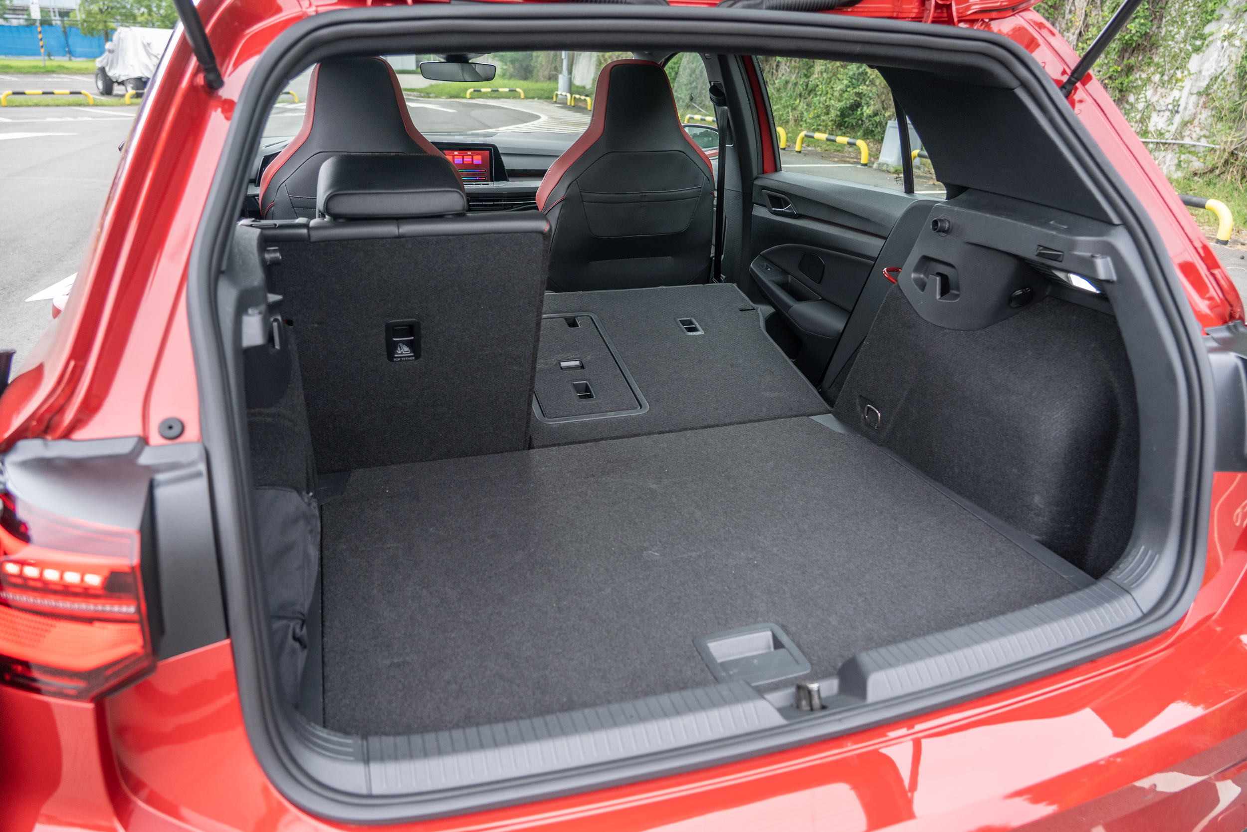 後座椅傾倒後最大容積可達 1237 公升。