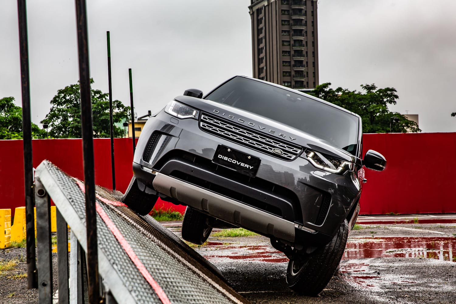 Land Rover Discovery 挑戰側坡。